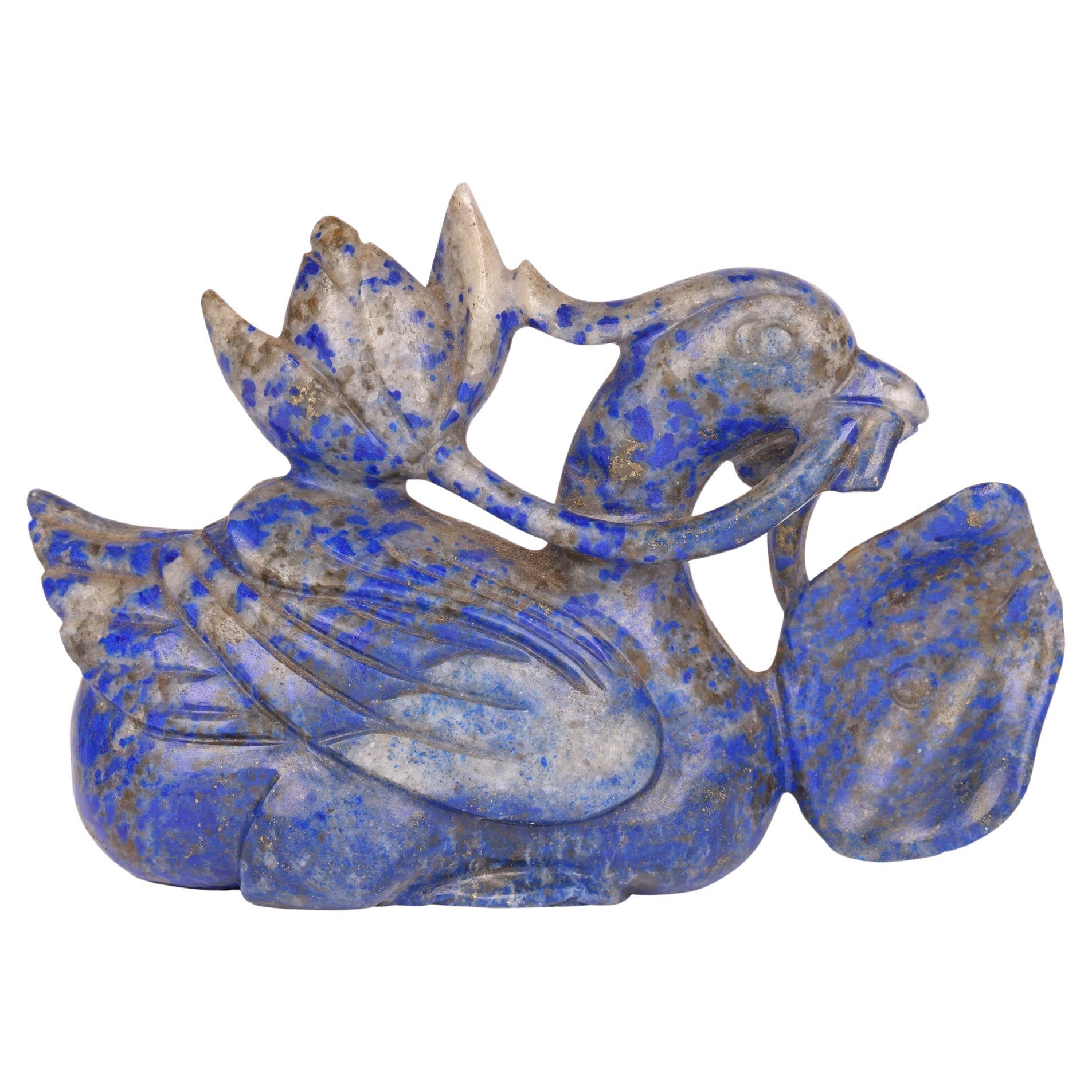 Figure chinoise sculptée en lapis-lazuli, canard et fleur de lotus   en vente