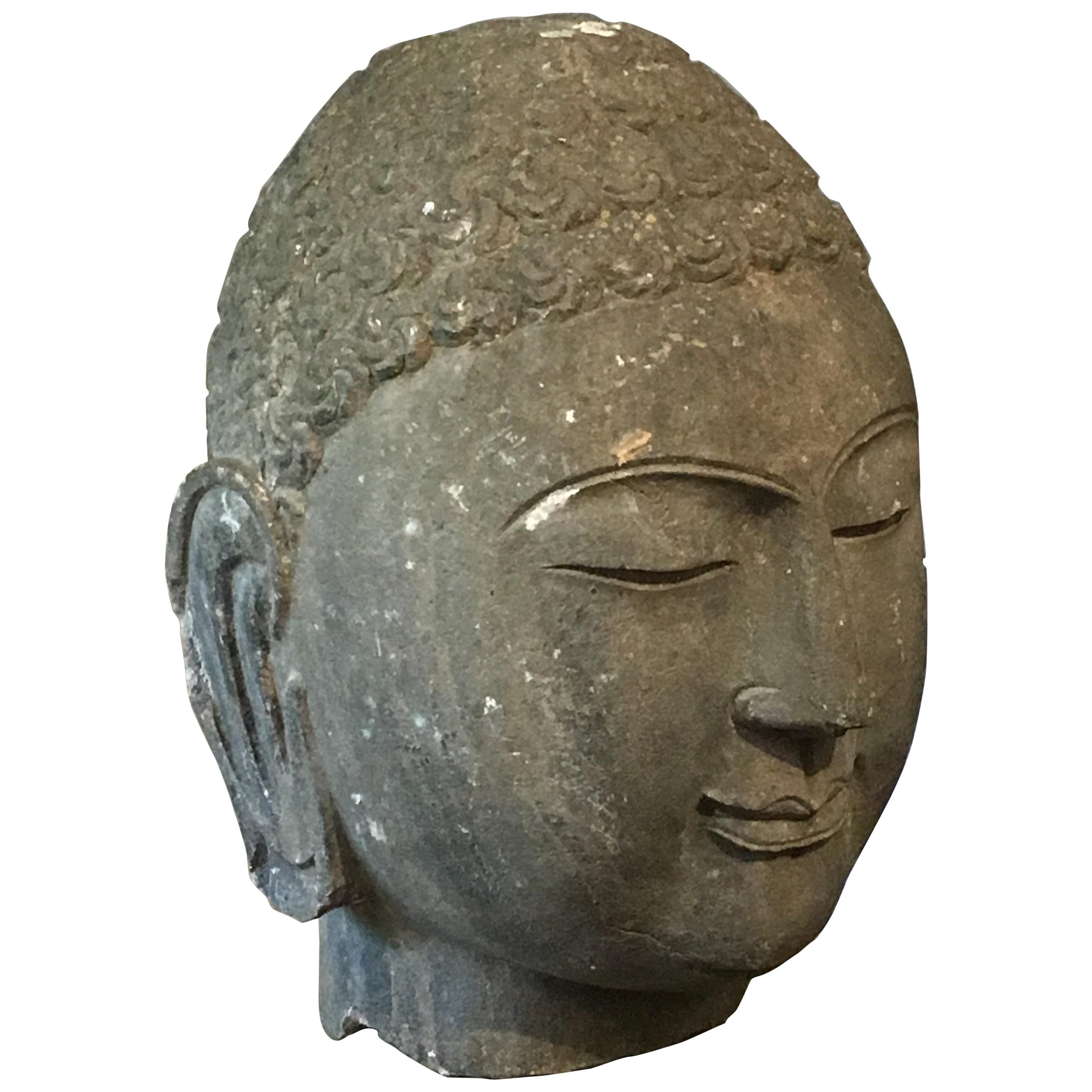 Chinesischer geschnitzter Kalksteinkopf des Buddha, Mitte des 20. Jahrhunderts im Angebot