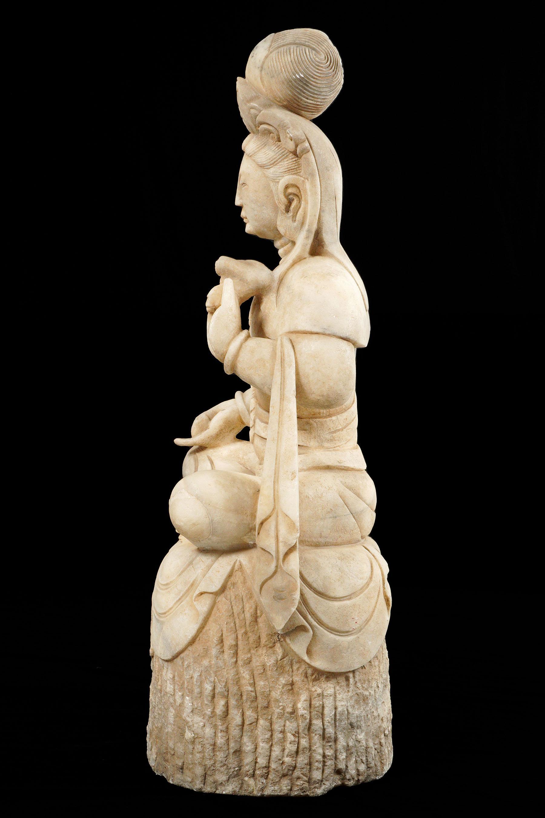 Cinese Guanyin seduto in marmo intagliato cinese in vendita