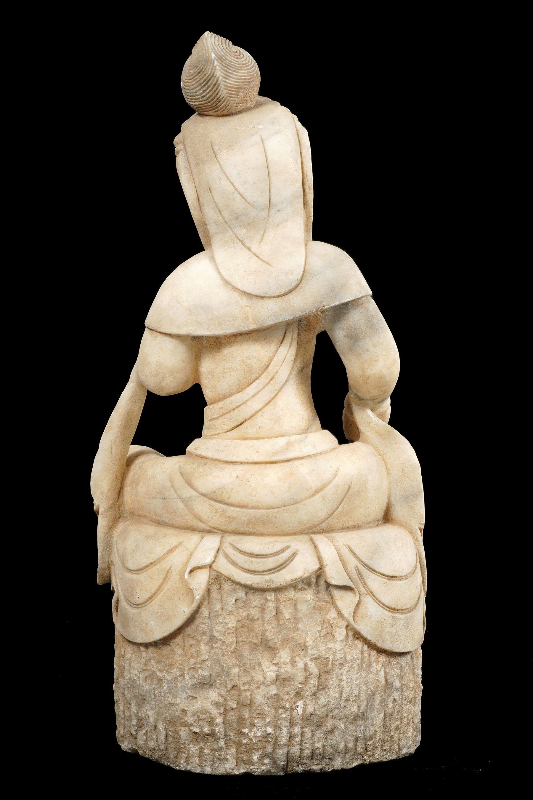 Intagliato Guanyin seduto in marmo intagliato cinese in vendita