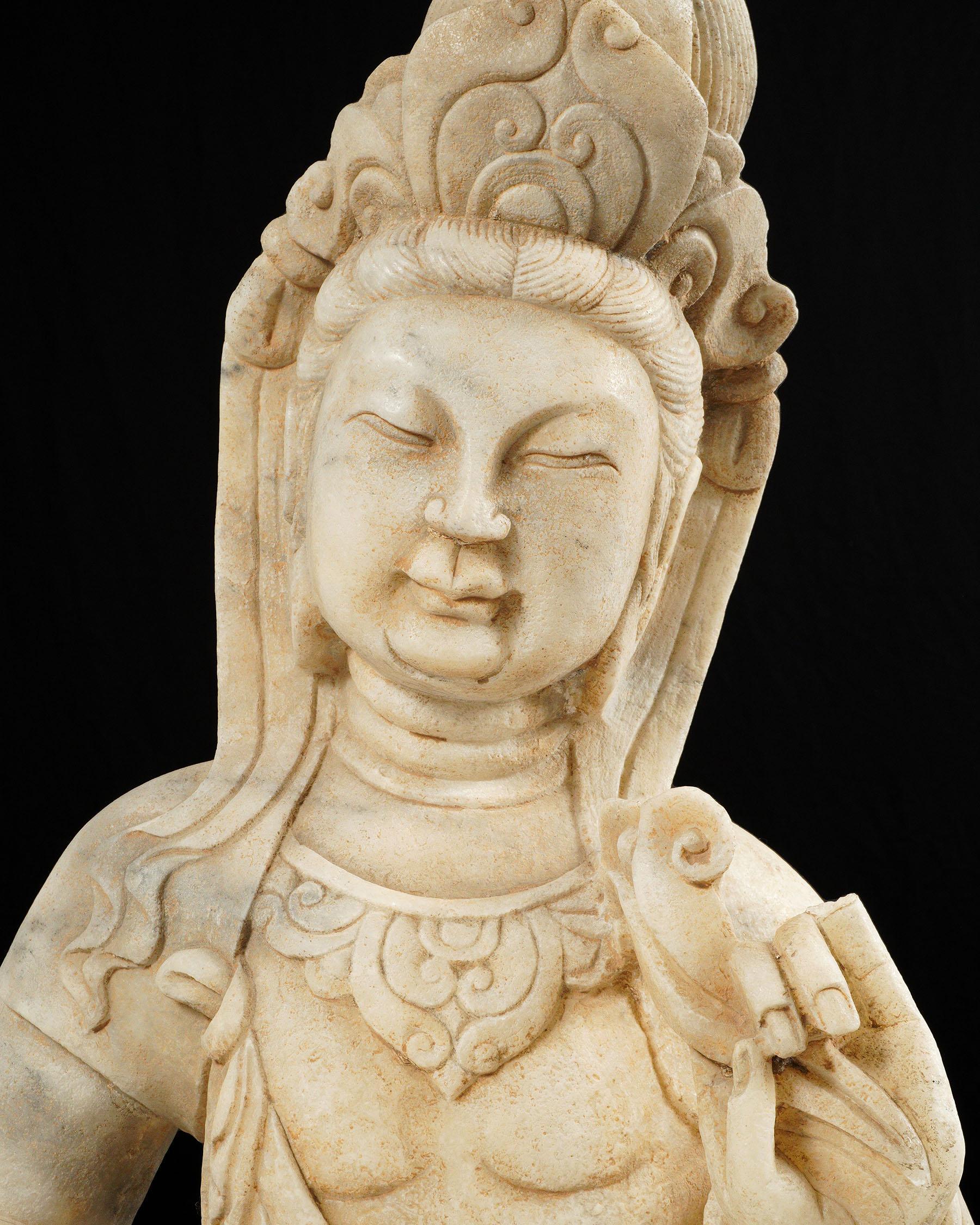 XIX secolo Guanyin seduto in marmo intagliato cinese in vendita