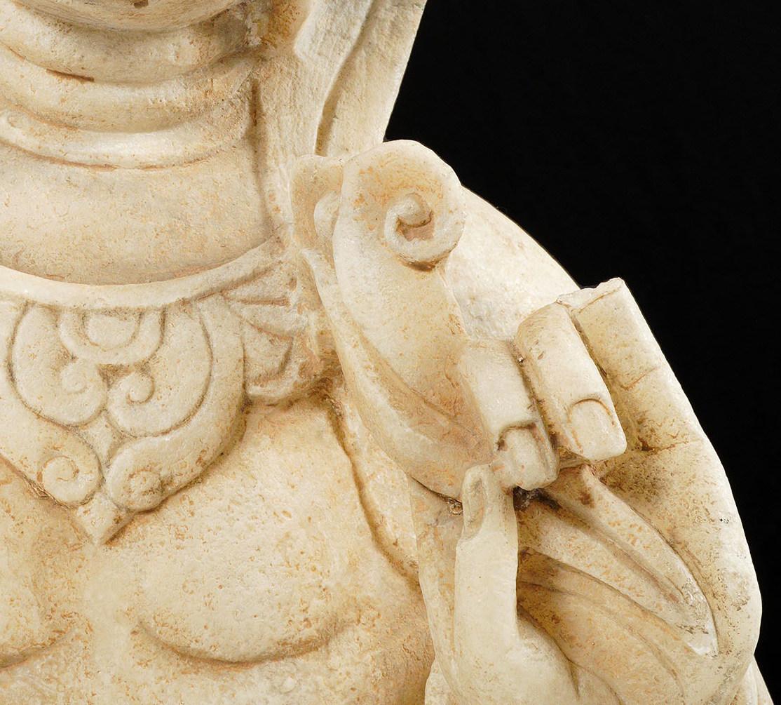Marmo Guanyin seduto in marmo intagliato cinese in vendita