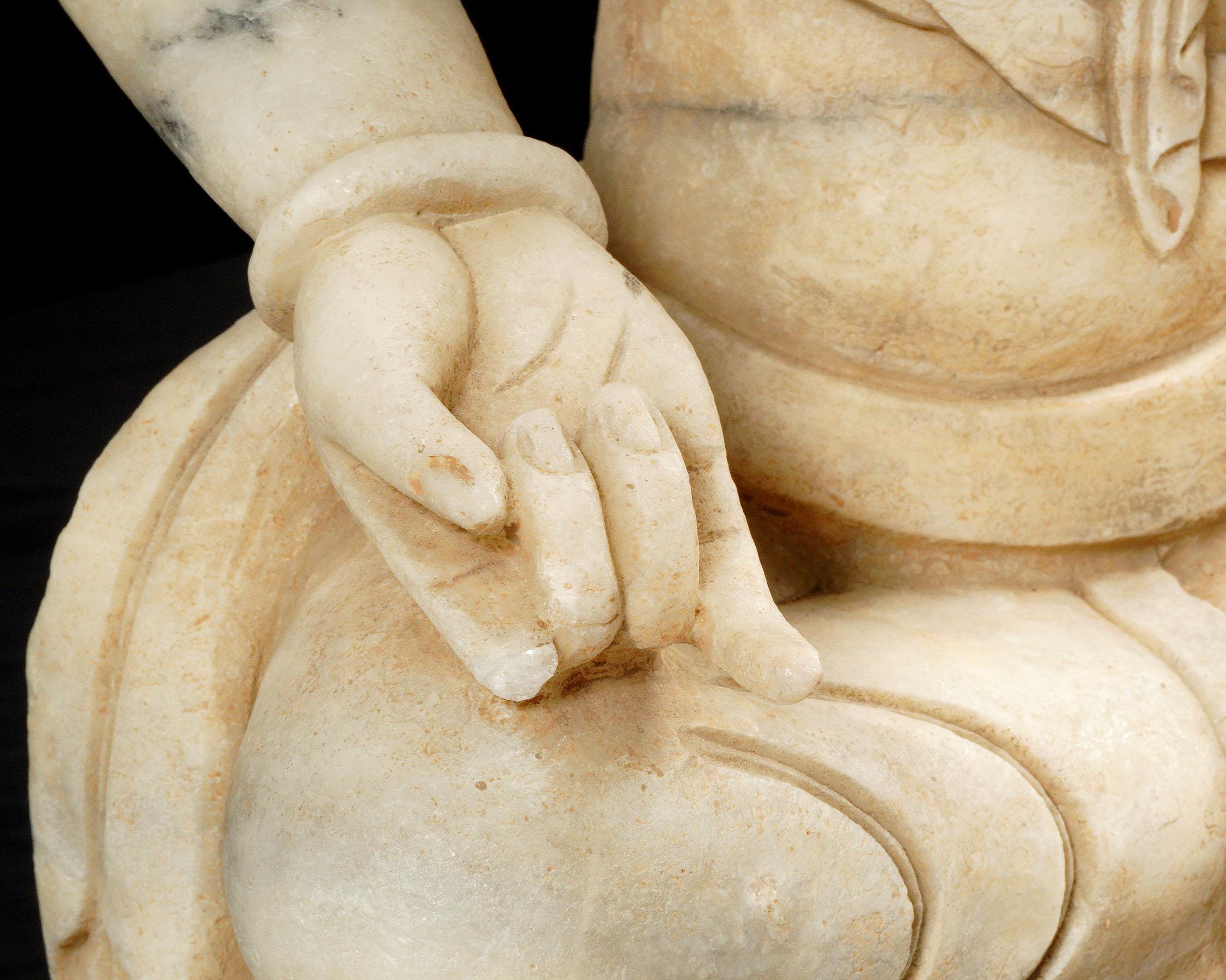 Guanyin seduto in marmo intagliato cinese in vendita 1