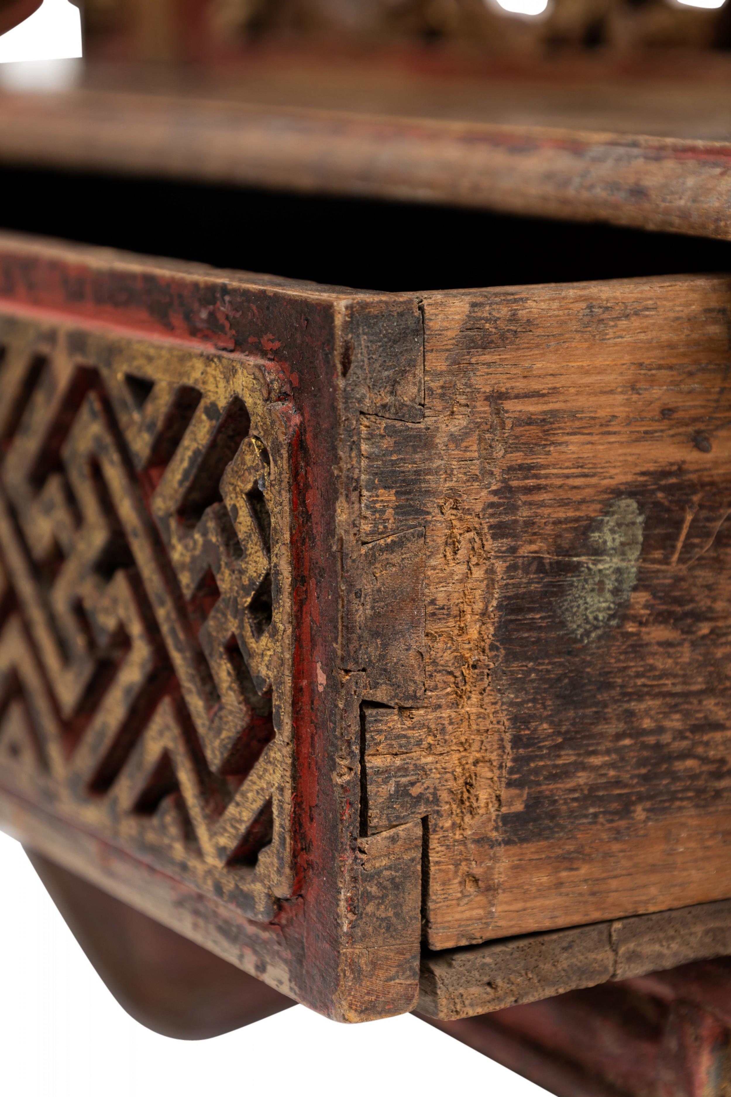 Table de toilette / miroir de coiffeuse chinois en bois peint sculpté avec rehauts dorés en vente 2