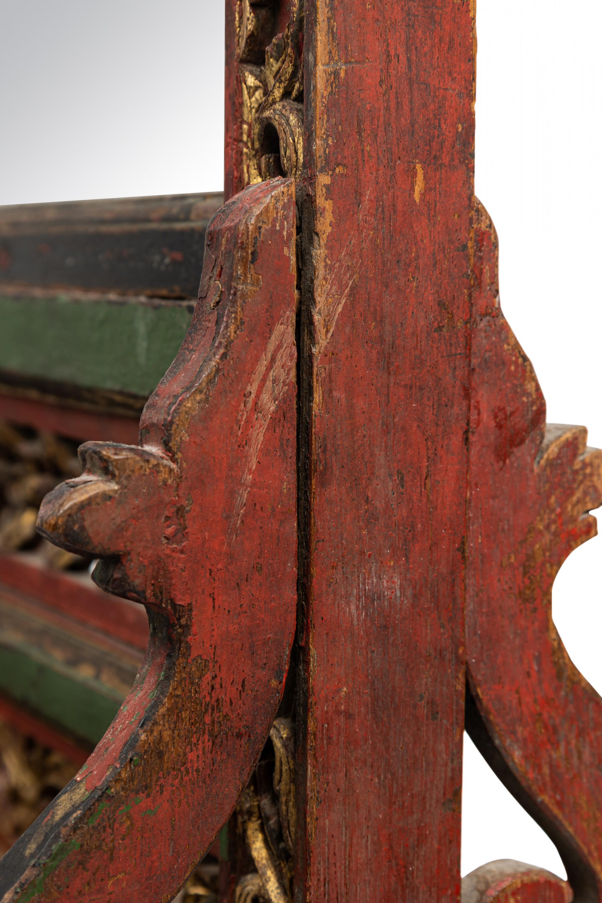 Table de toilette / miroir de coiffeuse chinois en bois peint sculpté avec rehauts dorés en vente 4