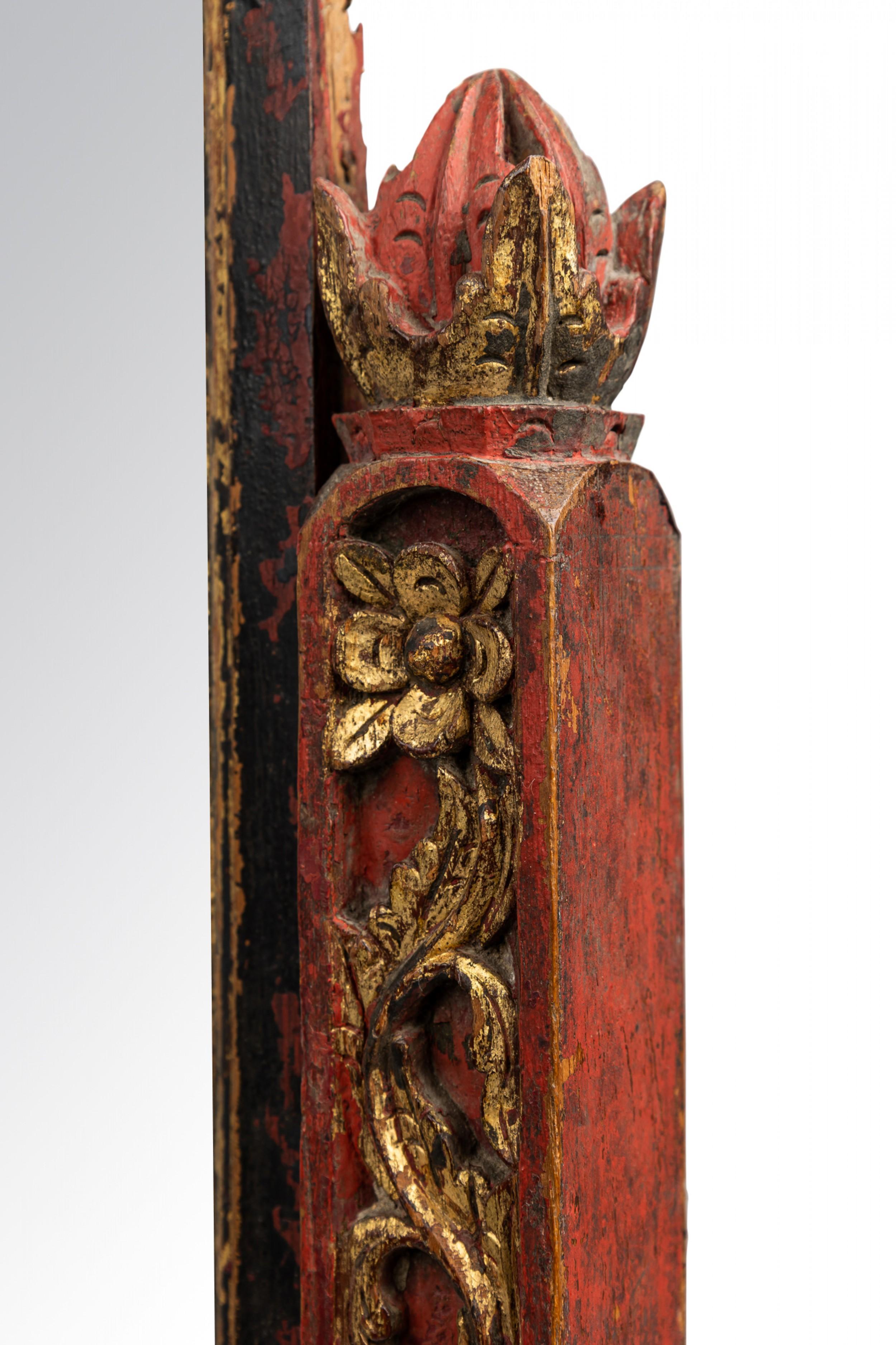 Table de toilette / miroir de coiffeuse chinois en bois peint sculpté avec rehauts dorés en vente 5
