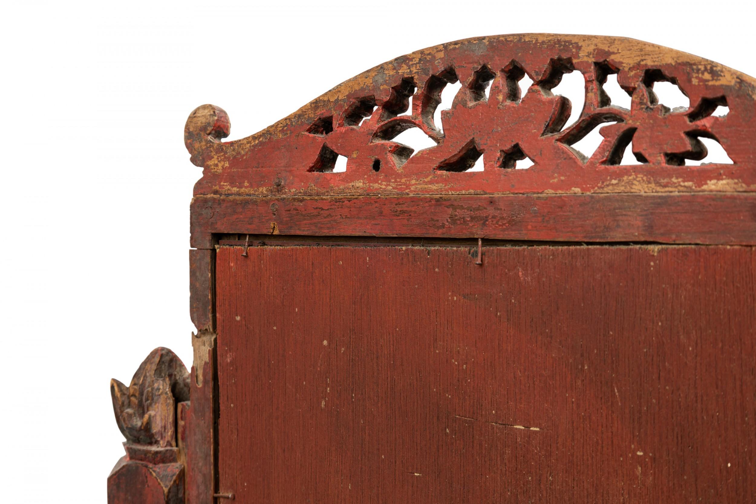 Table de toilette / miroir de coiffeuse chinois en bois peint sculpté avec rehauts dorés en vente 9