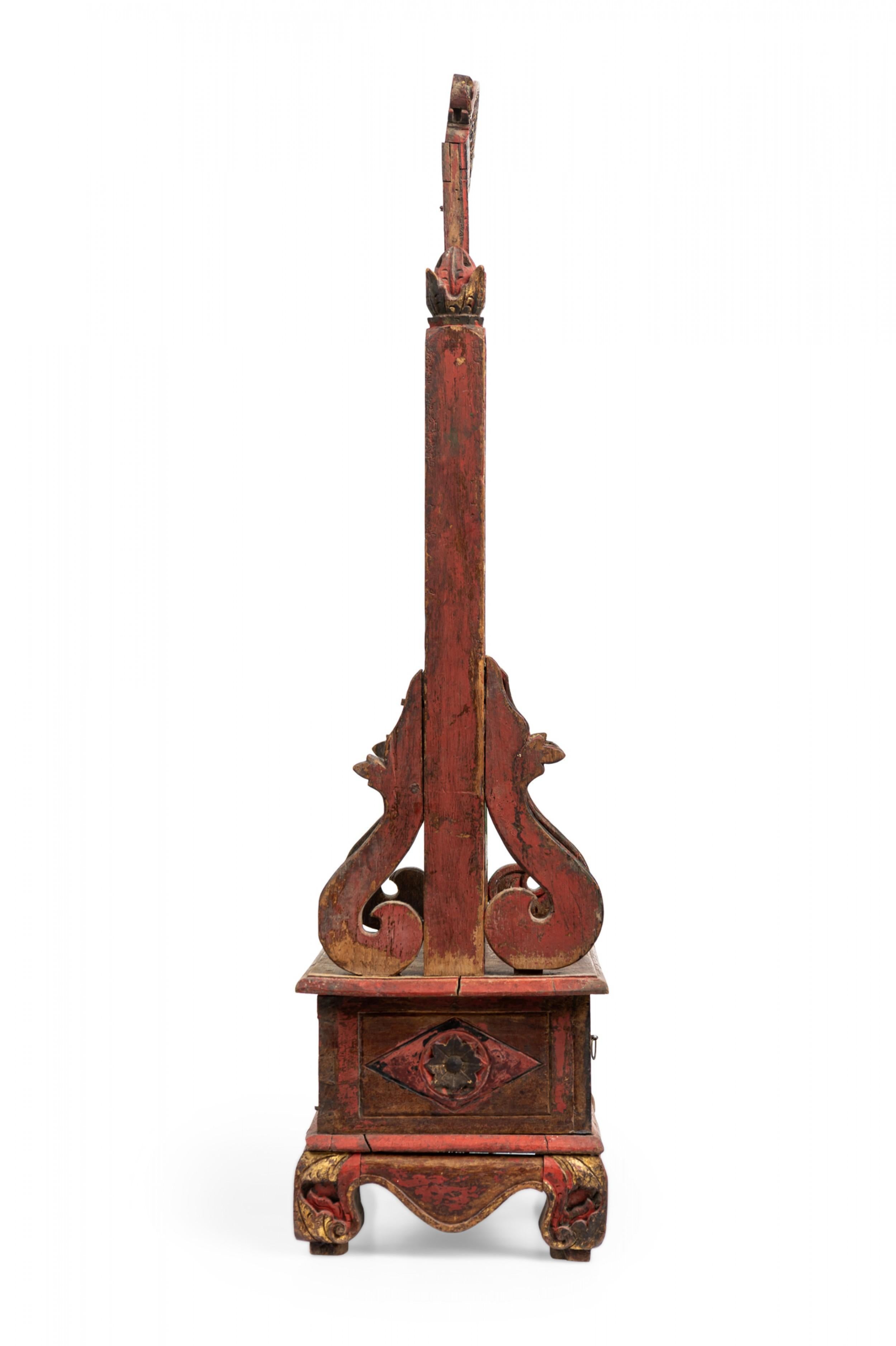 Sculpté à la main Table de toilette / miroir de coiffeuse chinois en bois peint sculpté avec rehauts dorés en vente