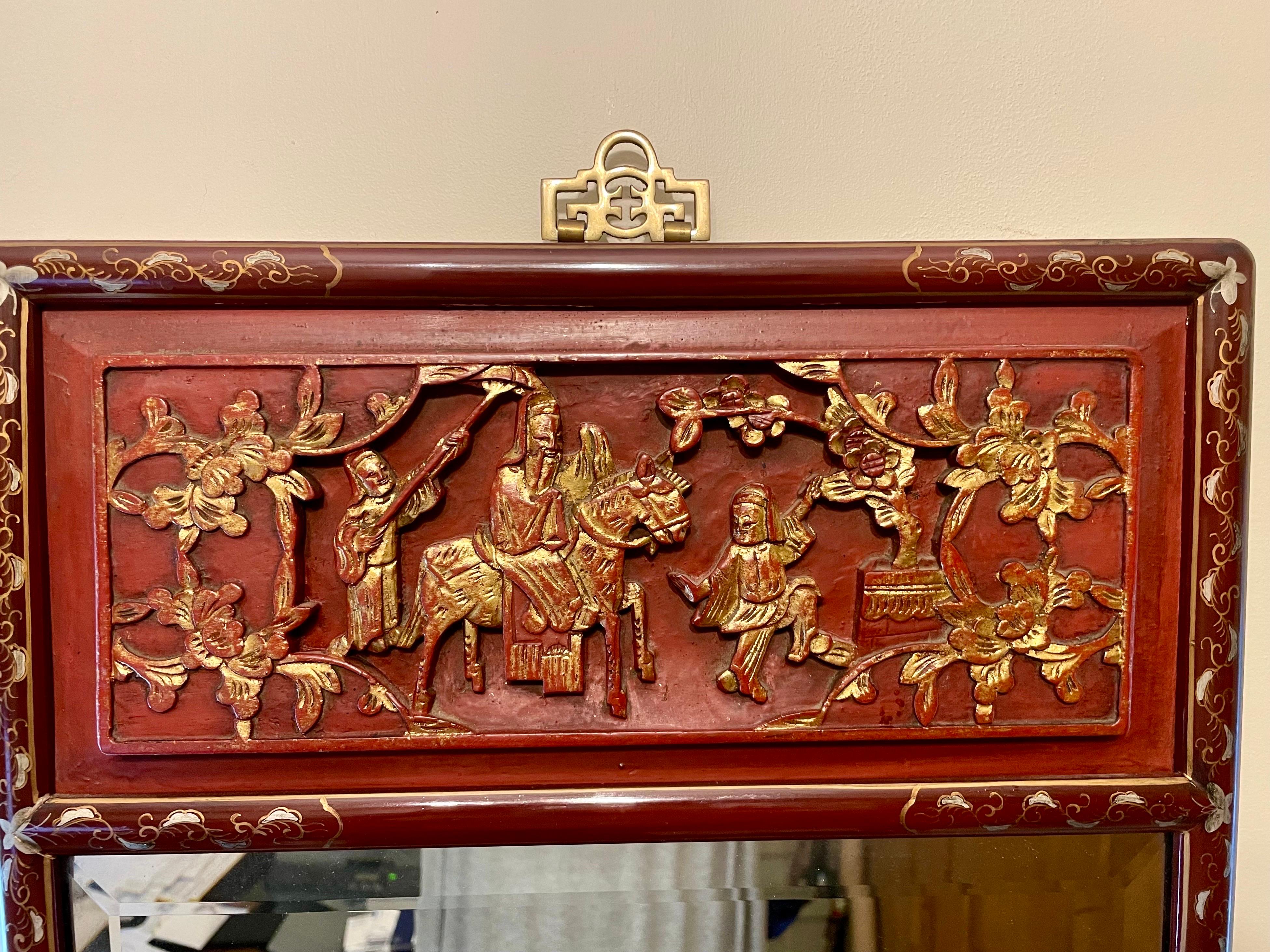 Panneau chinois sculpté et doré  Miroir biseauté Bon état - En vente à New York, NY