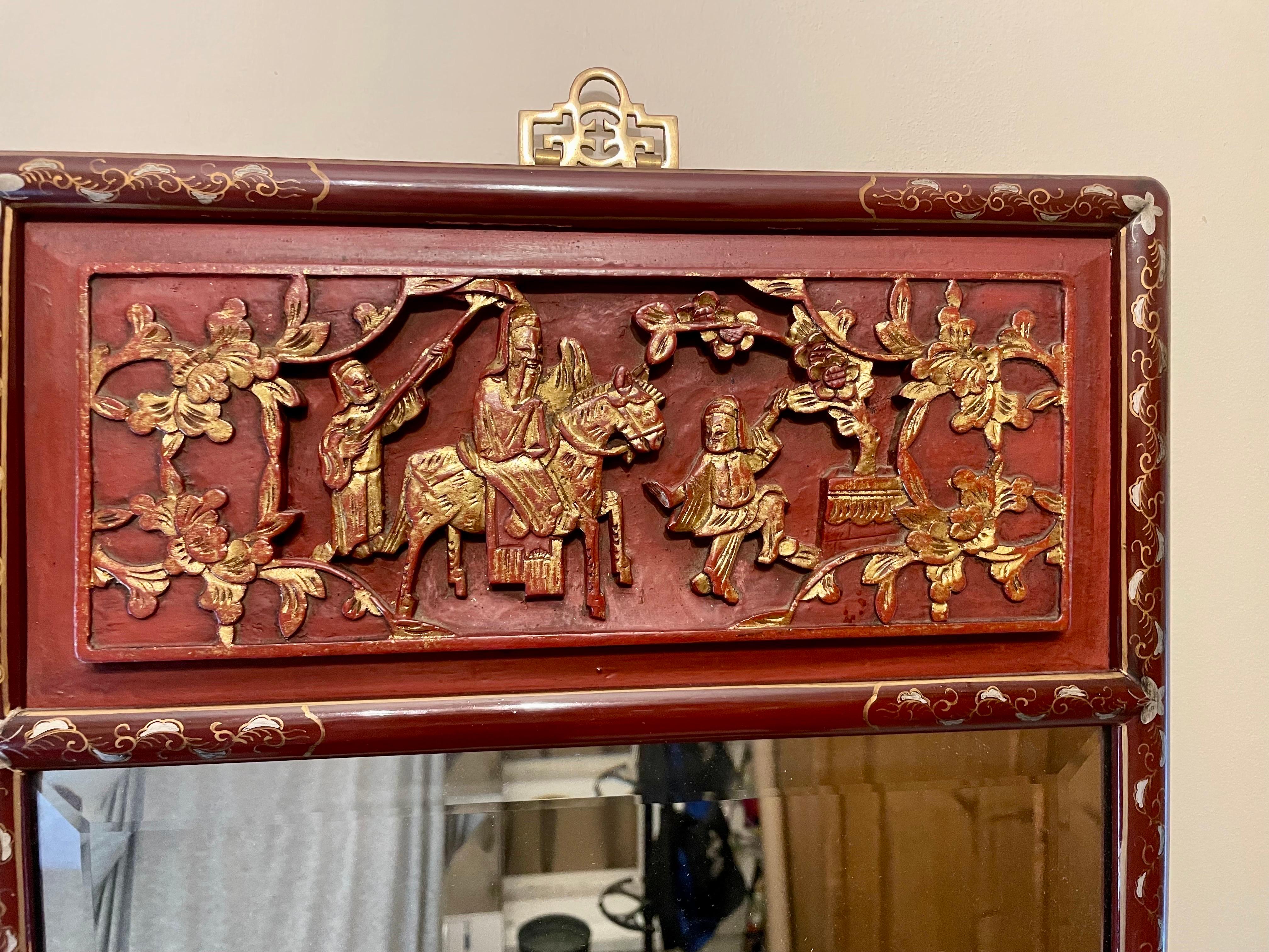 Panneau chinois sculpté et doré  Miroir biseauté en vente 2