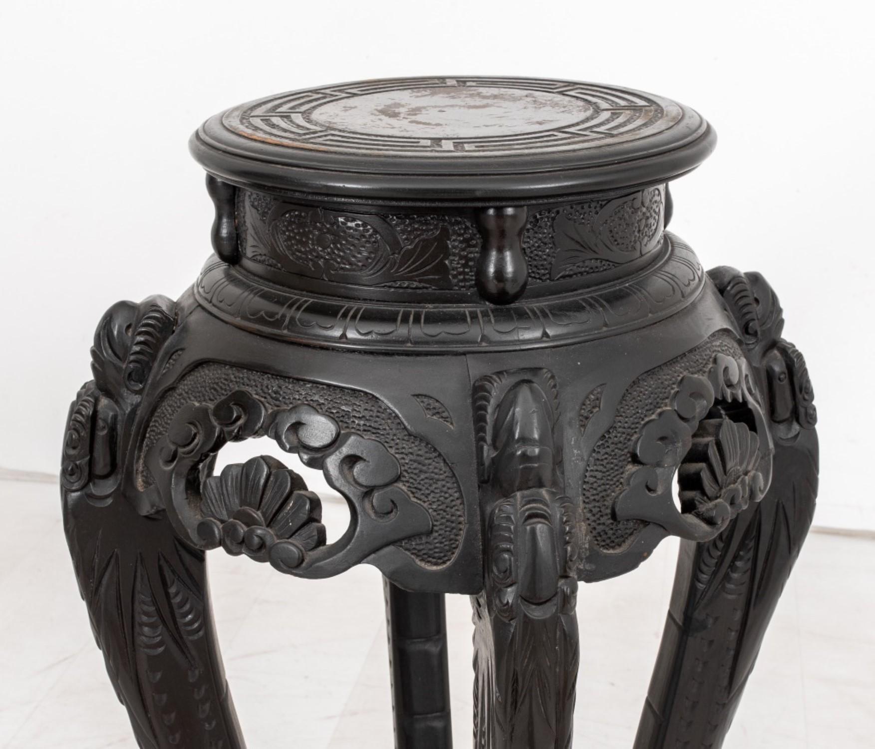 Le support de plantes ou la petite table sculptée chinoise a des dimensions de 34