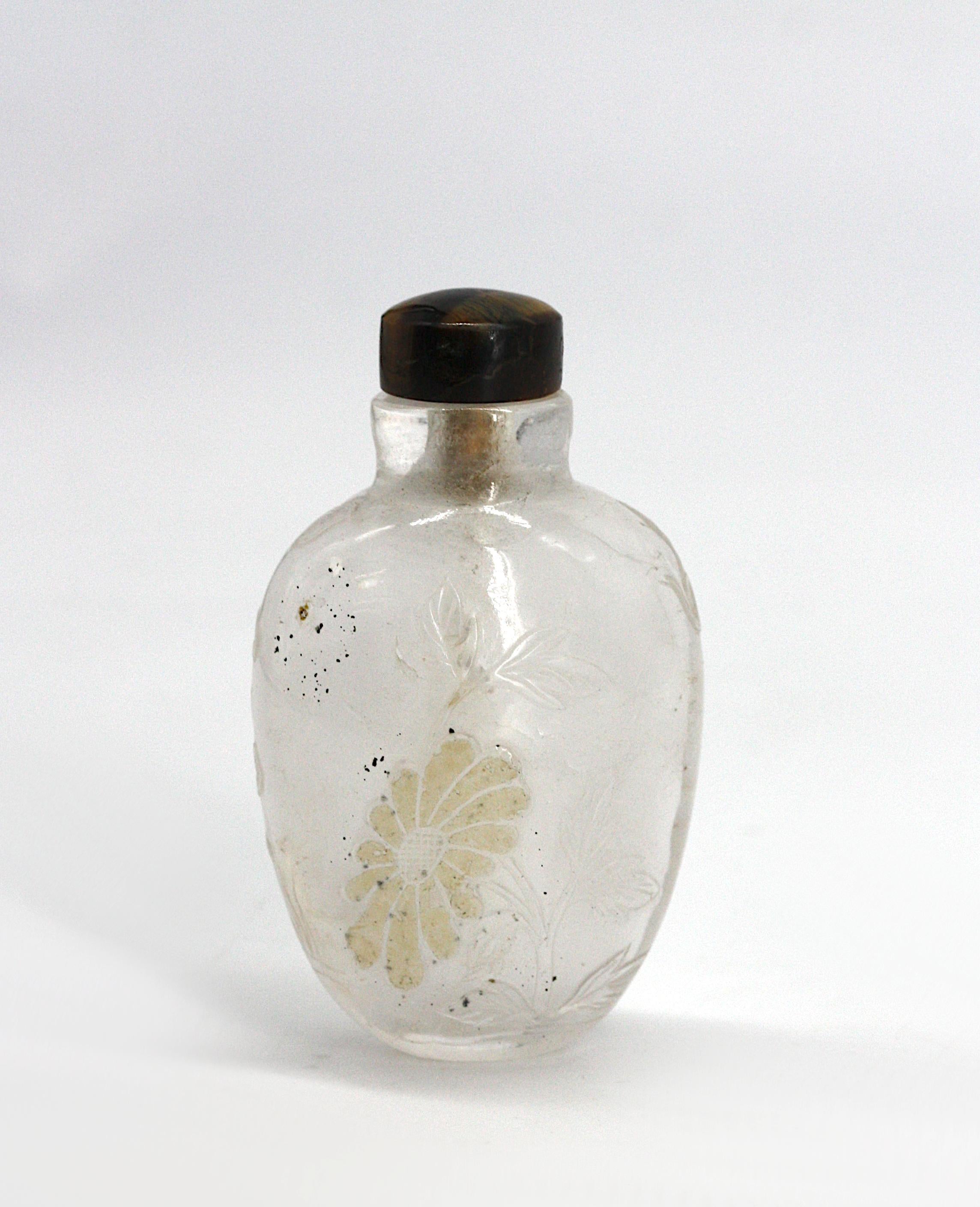 
Snuff bottle cinese in cristallo di rocca intagliato
Il corpo ovale affusolato intagliato a fogliame, il tappo in crocidolite e la paletta.
Altezza 2,5 pollici.
Rapporto sulle condizioni
Buone condizioni.