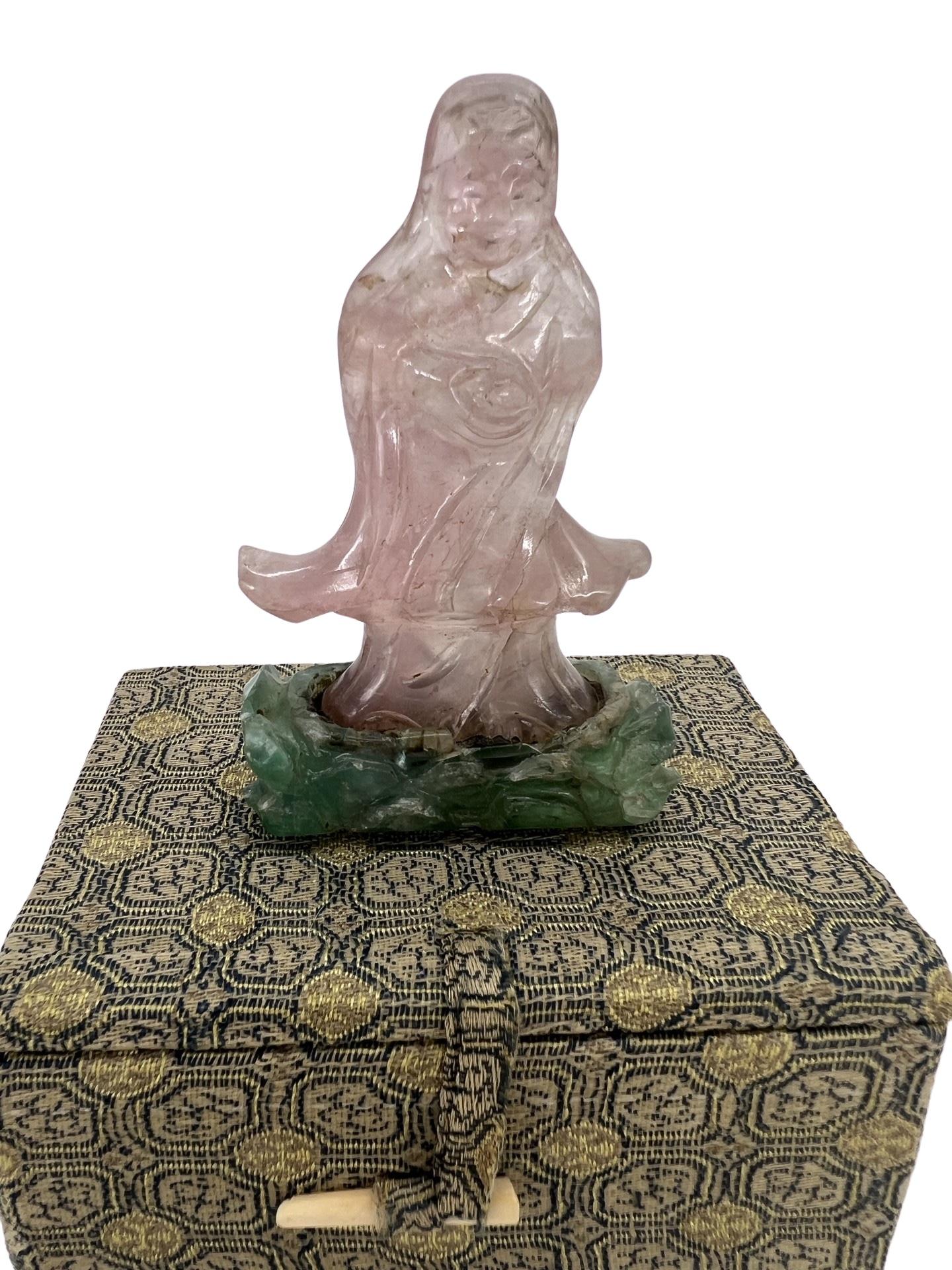 Figure immortelée chinoise sculptée en quartz rose et jade Bon état - En vente à Atlanta, GA