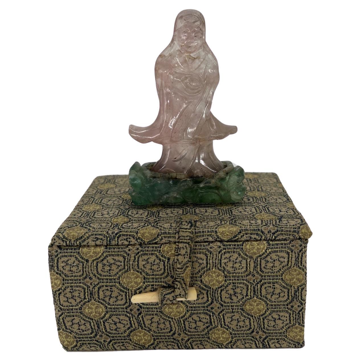 Figure immortelée chinoise sculptée en quartz rose et jade en vente