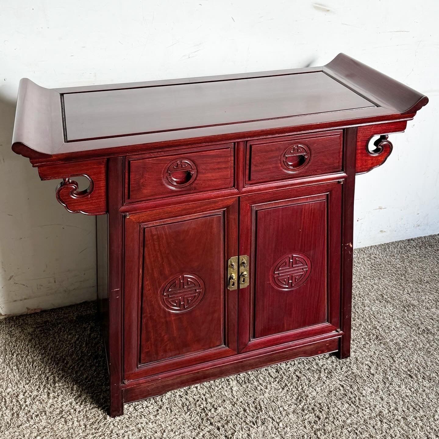 Añade una elegancia atemporal a tu hogar con esta exquisita Mesa Consola China de Palisandro Tallado. Fabricada en rico palisandro, presenta intrincados detalles tallados, motivos tradicionales y ornamentados patrones, que reflejan la antigua