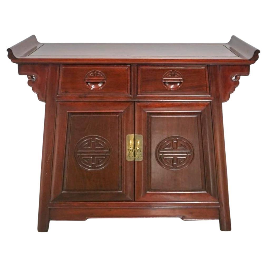 Meuble d'appoint chinois en bois de rose sculpté en forme d'autel