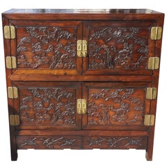 Cabinet chinois en bois de rose sculpté