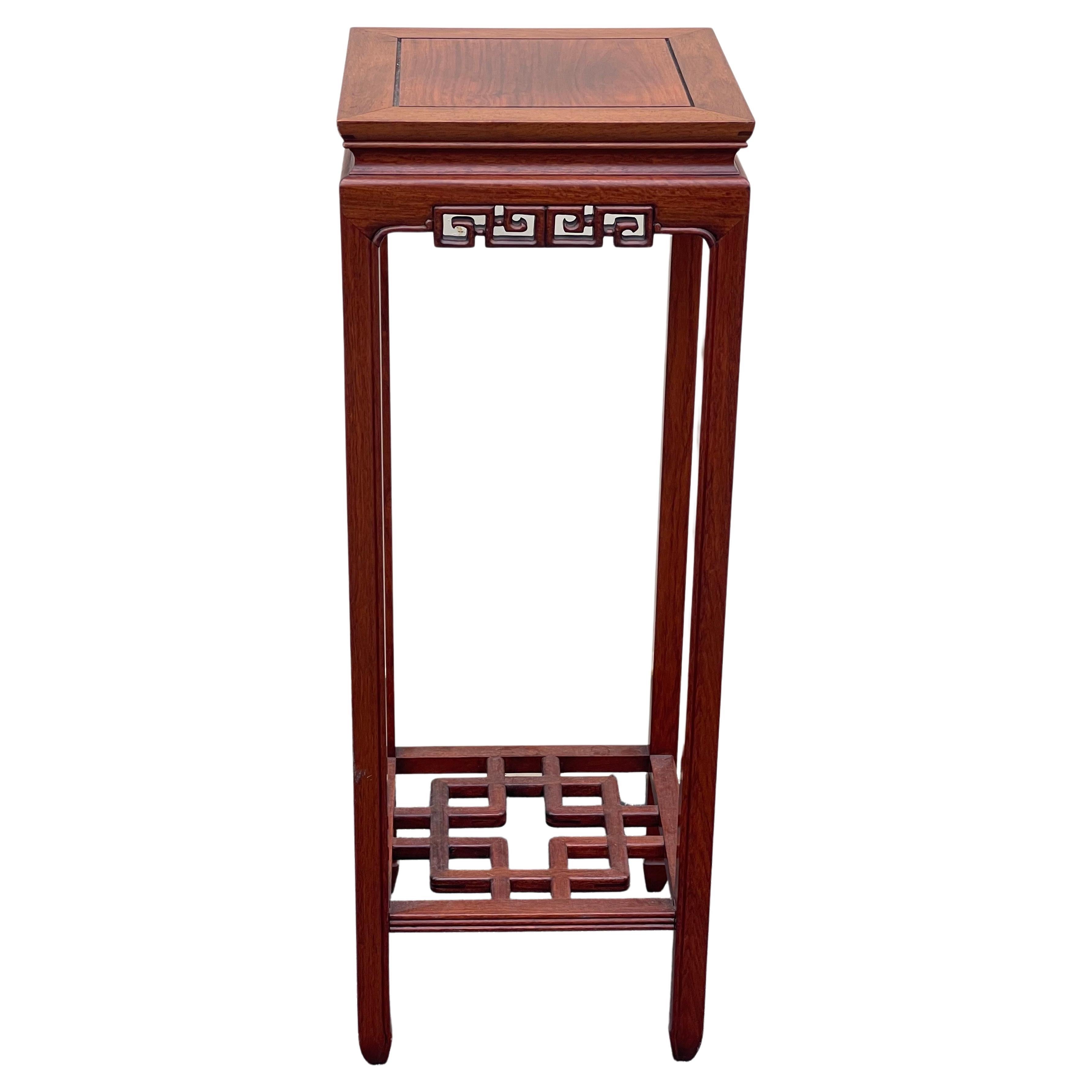 High quality vintage Chinese carved rosewood plant stand / pedestal, circa 1970s. The stand is in very good vintage condition and measures 11.5
