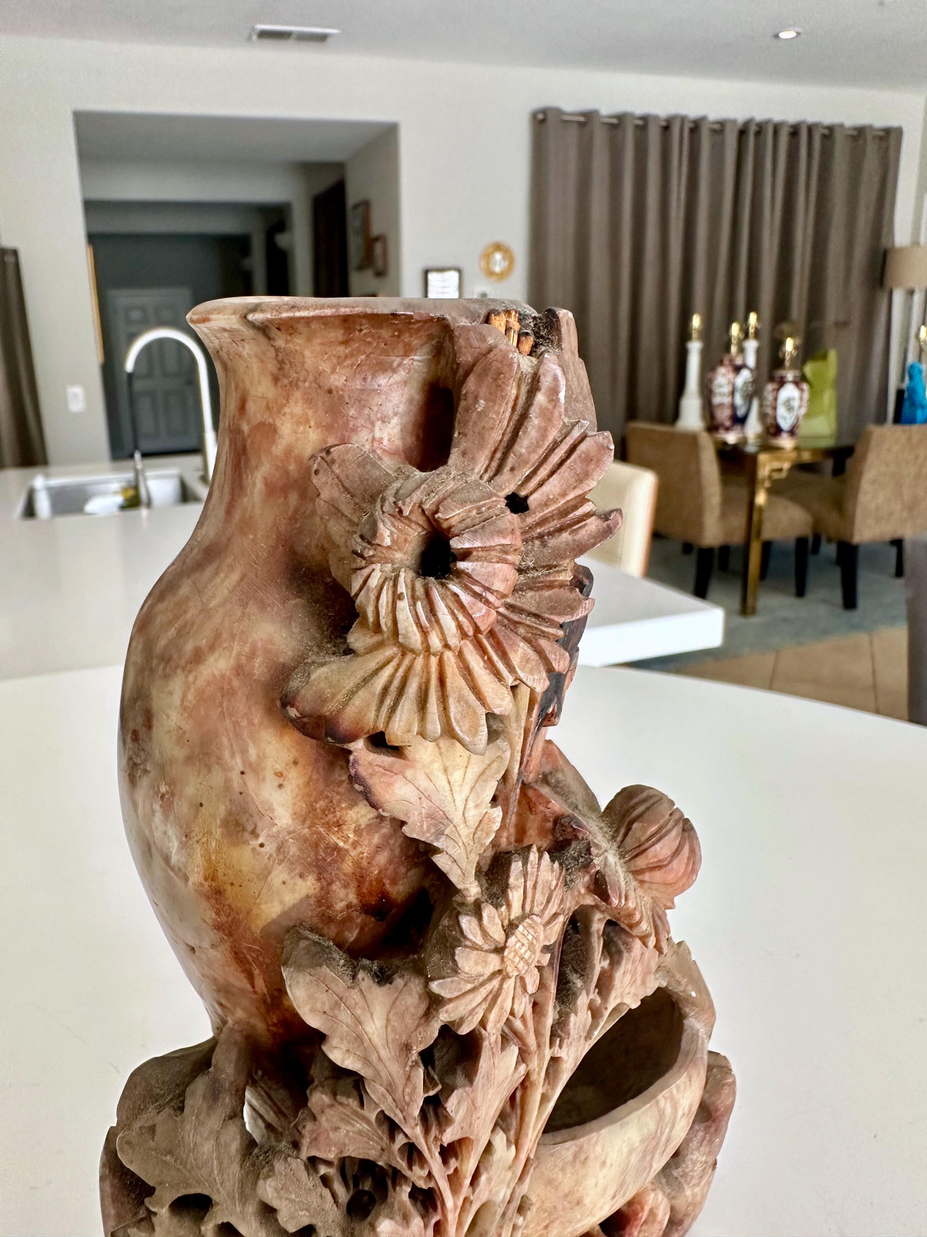 Escultura china tallada en piedra jabón Shoushon Floral Doble Jarrón en venta 7