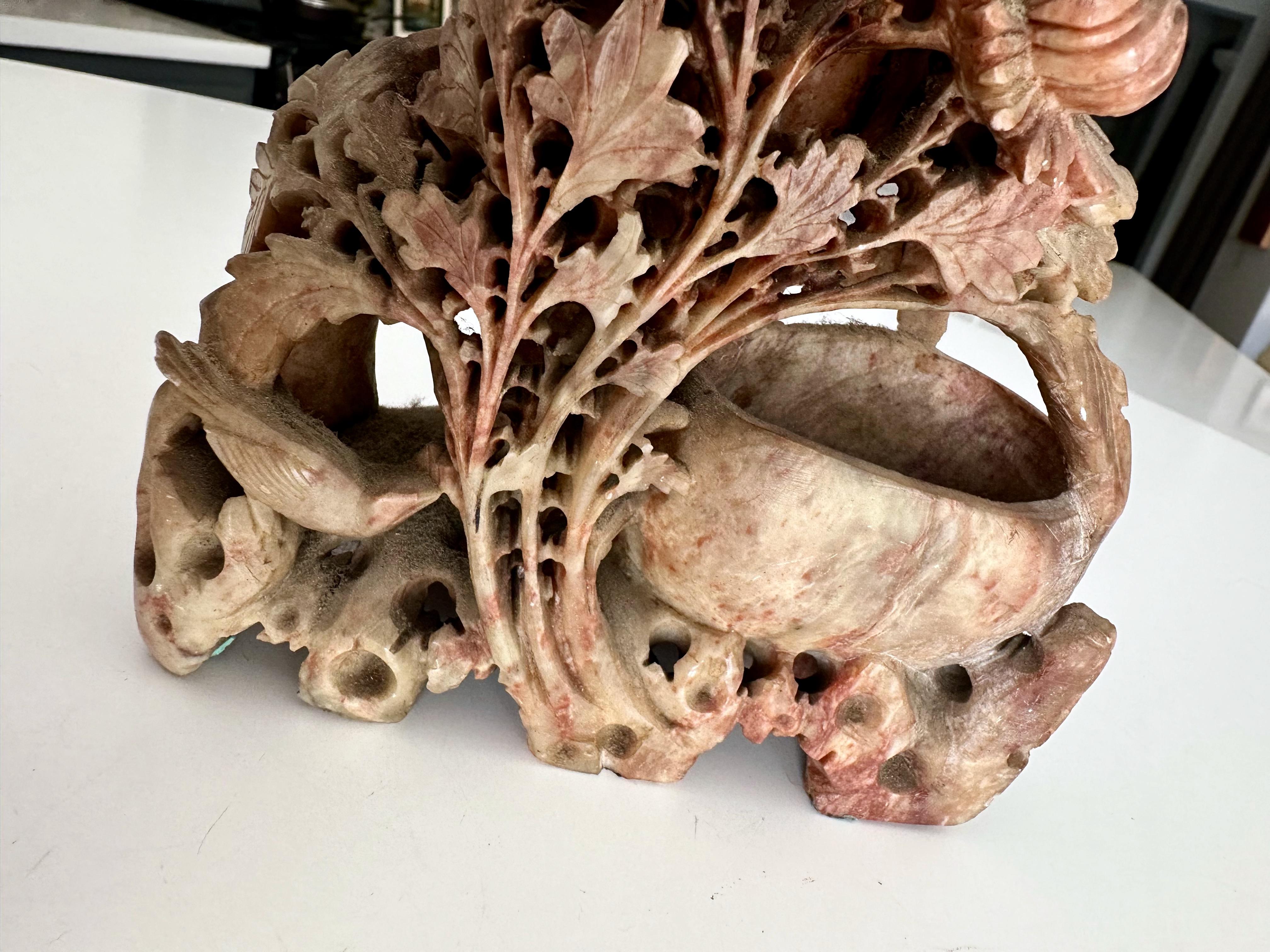 Escultura china tallada en piedra jabón Shoushon Floral Doble Jarrón en venta 8