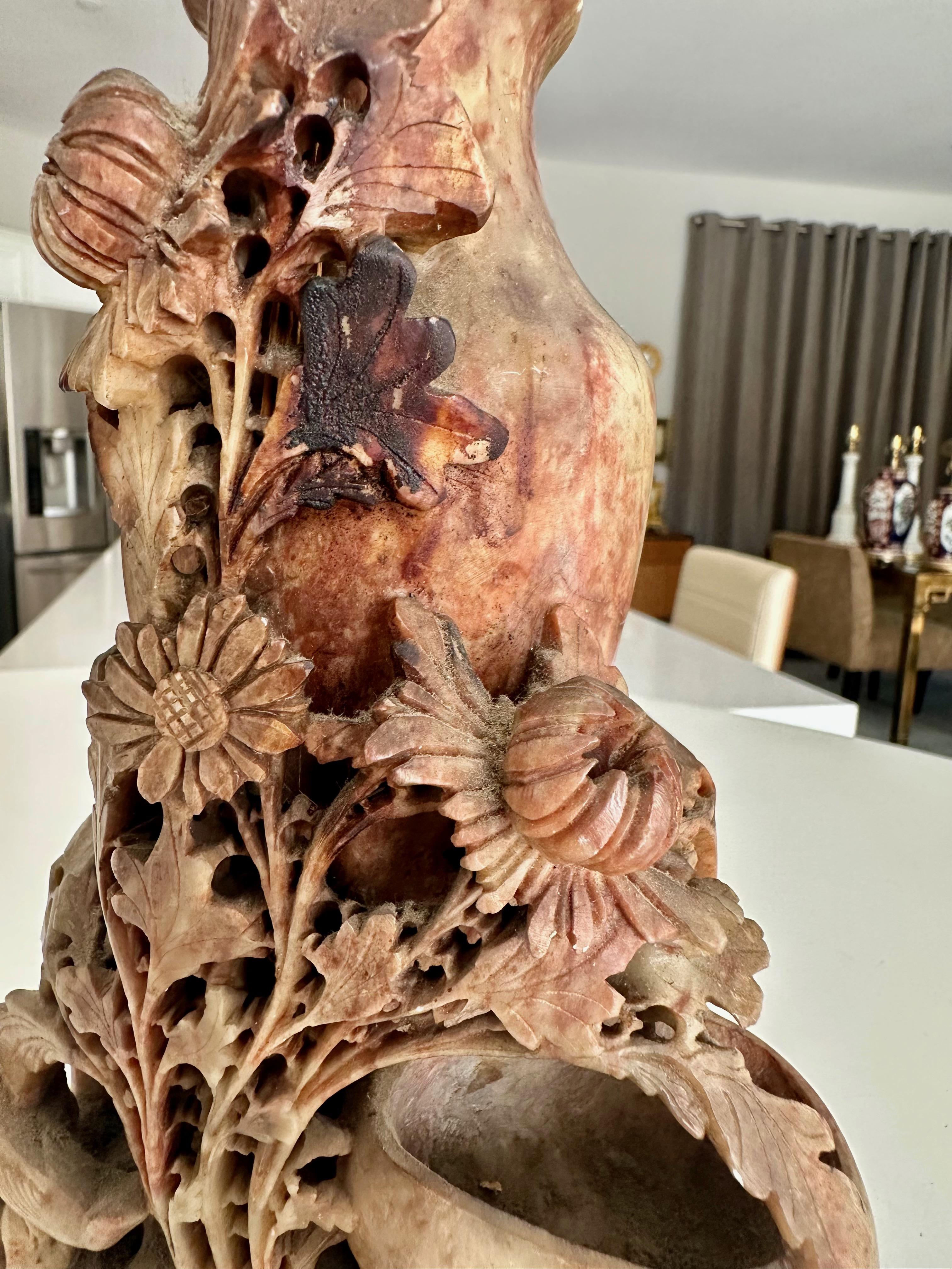 Escultura china tallada en piedra jabón Shoushon Floral Doble Jarrón en venta 9