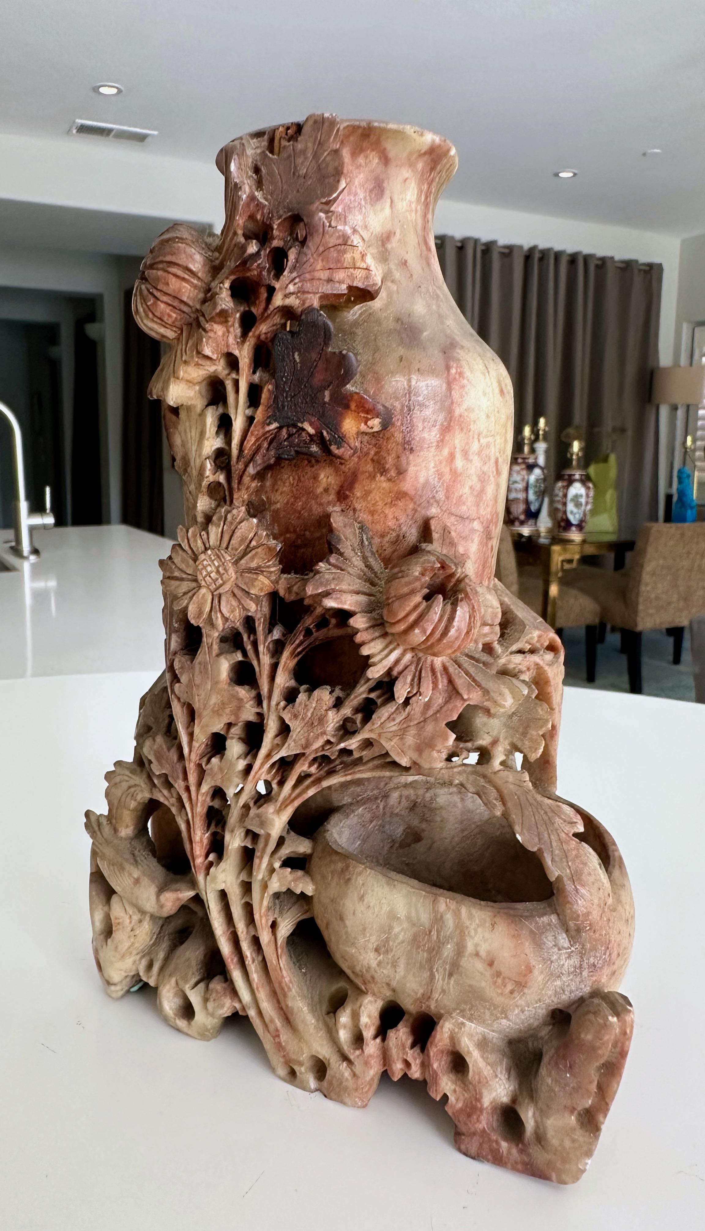 Escultura china tallada en piedra jabón Shoushon Floral Doble Jarrón Chino en venta