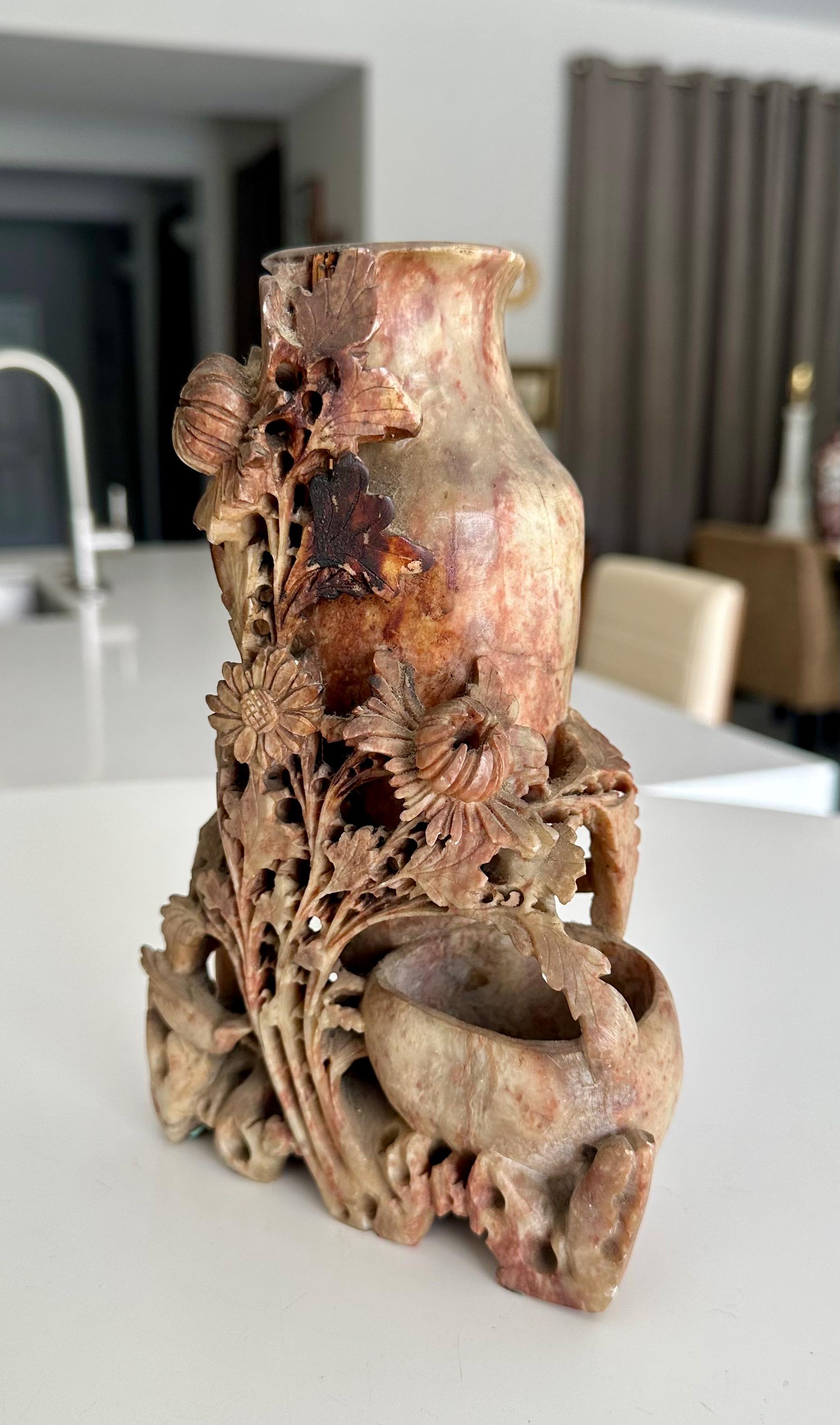 Escultura china tallada en piedra jabón Shoushon Floral Doble Jarrón en Bueno estado para la venta en Palm Springs, CA
