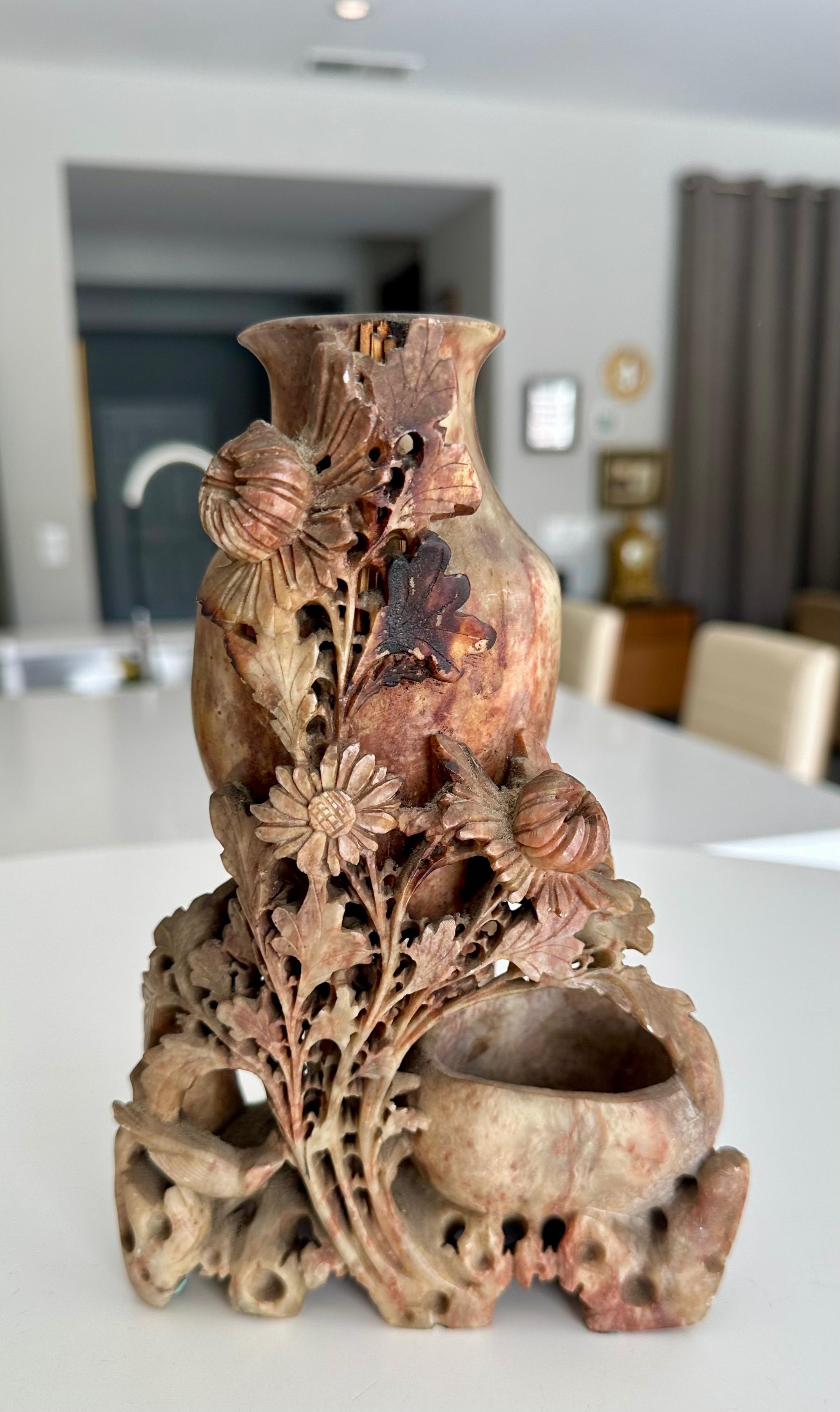 Escultura china tallada en piedra jabón Shoushon Floral Doble Jarrón siglo XX en venta