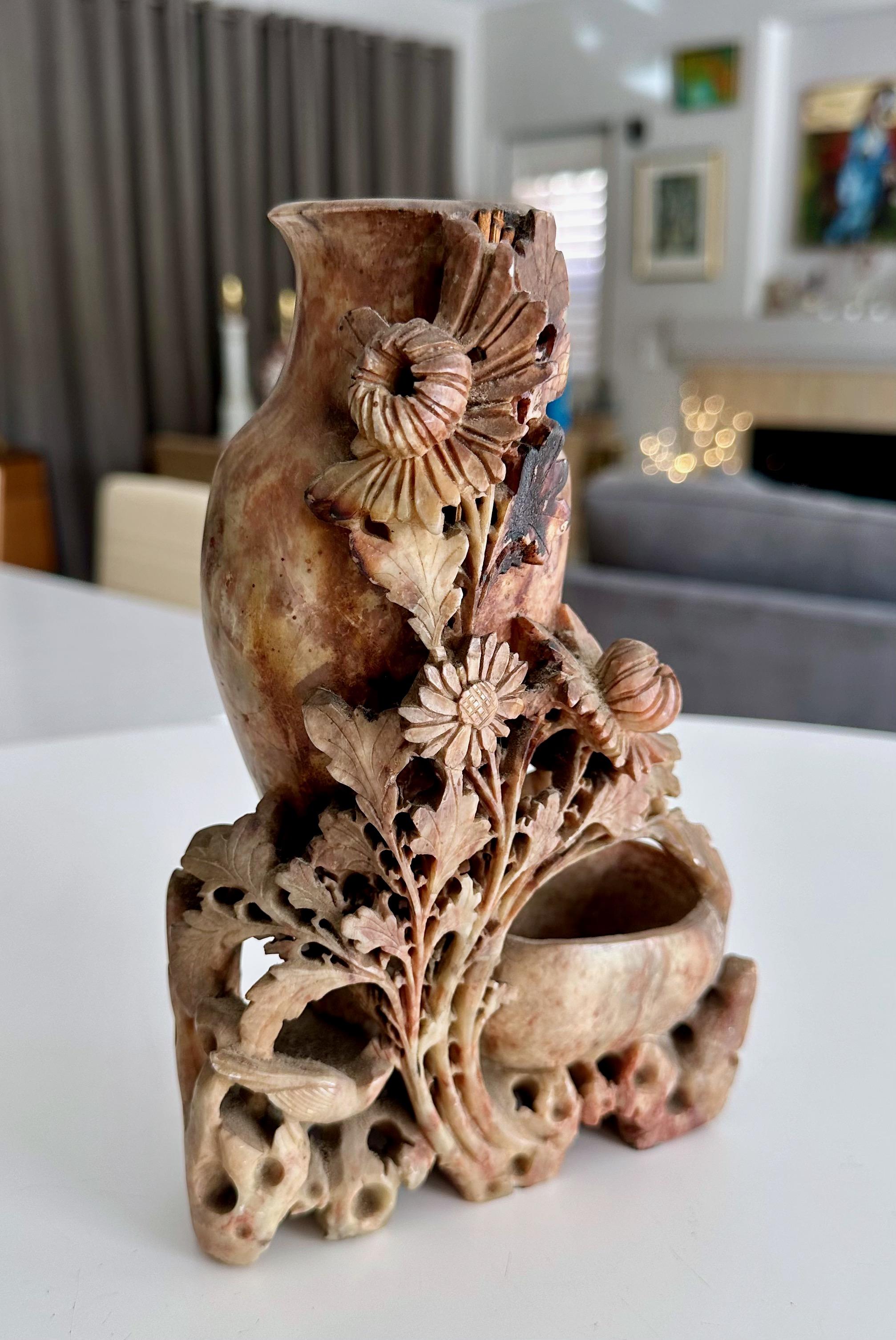 Escultura china tallada en piedra jabón Shoushon Floral Doble Jarrón Esteatita en venta