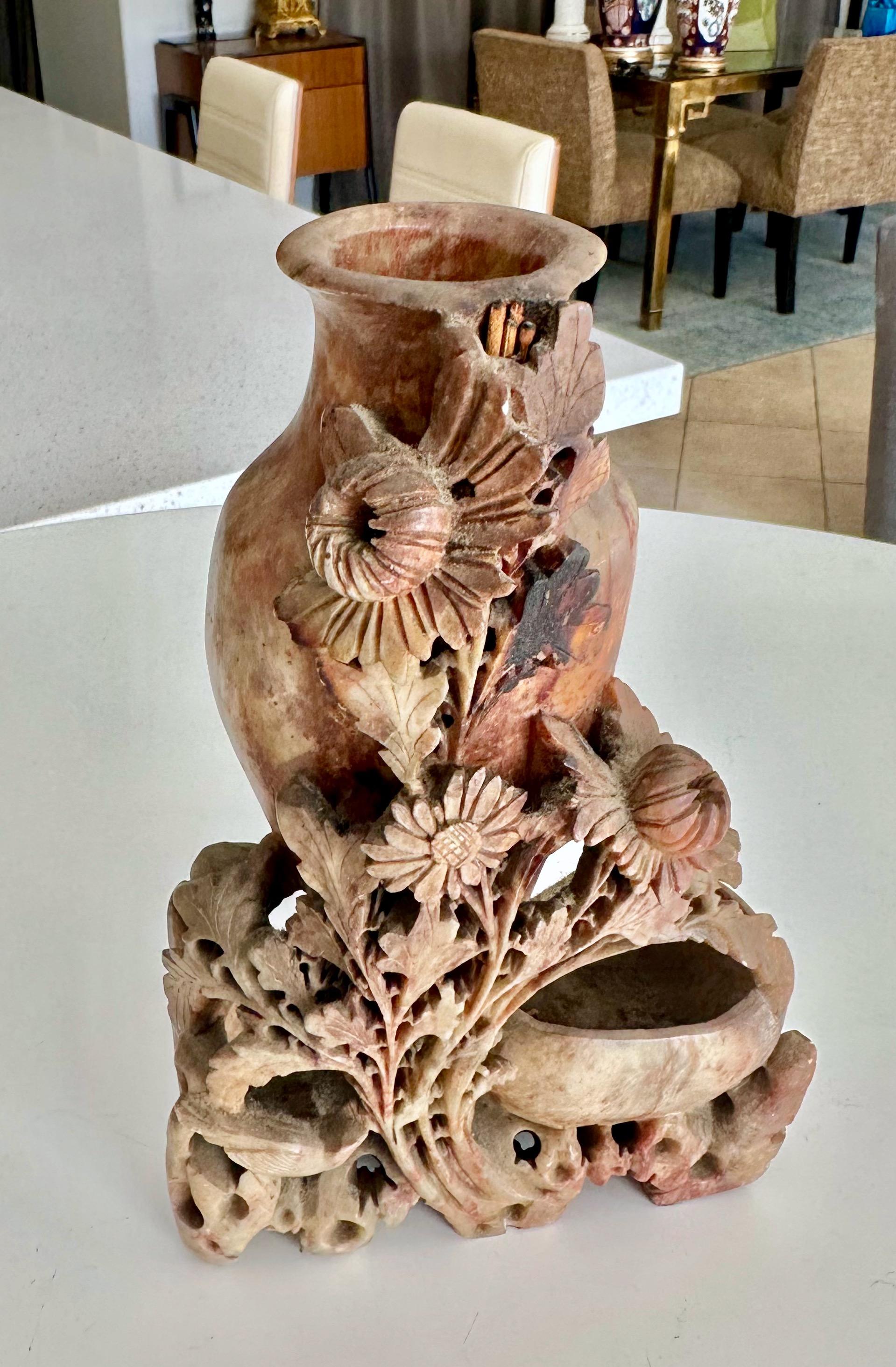 Escultura china tallada en piedra jabón Shoushon Floral Doble Jarrón en venta 2