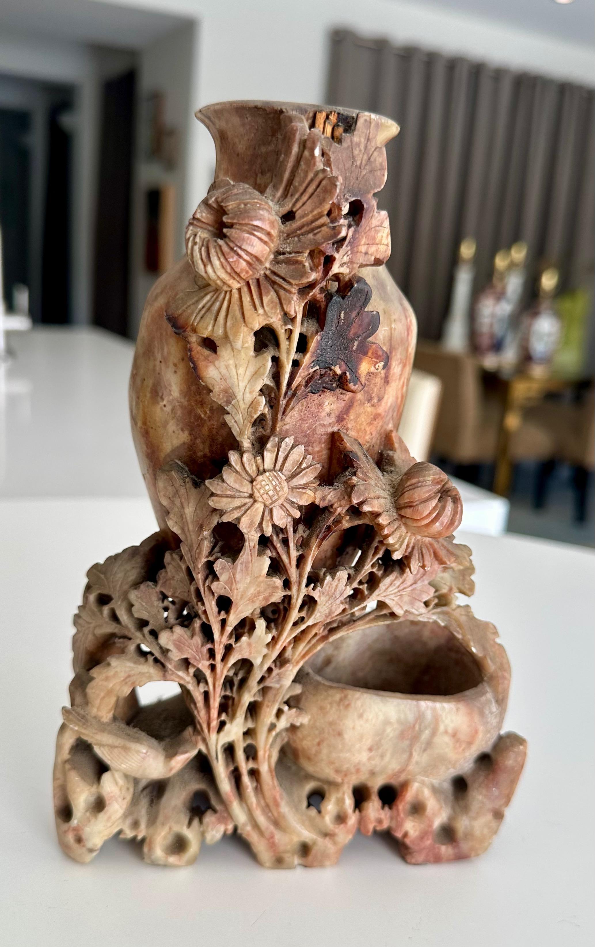 Escultura china tallada en piedra jabón Shoushon Floral Doble Jarrón en venta 3