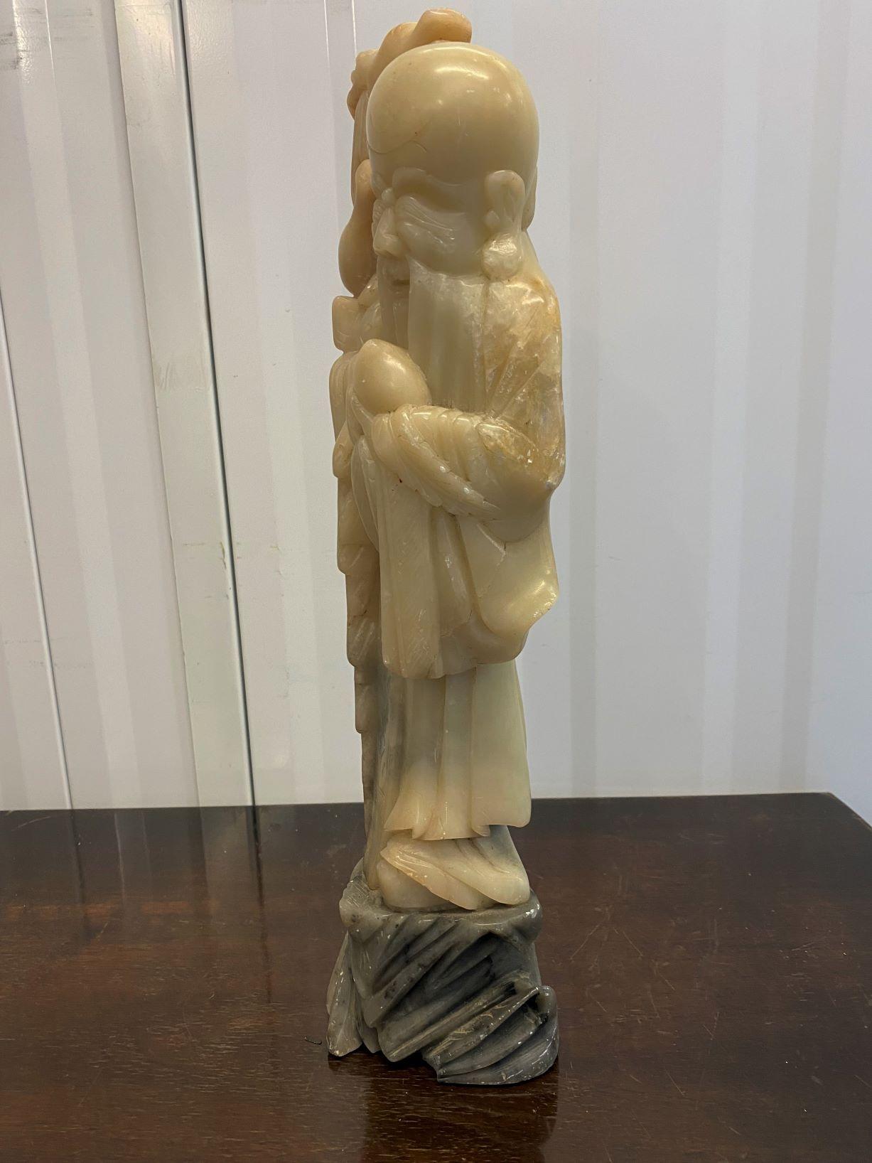 Chinesisch geschnitzt Seife Stein Skulptur eines Weisen Alten mit Drachen (20. Jahrhundert) im Angebot