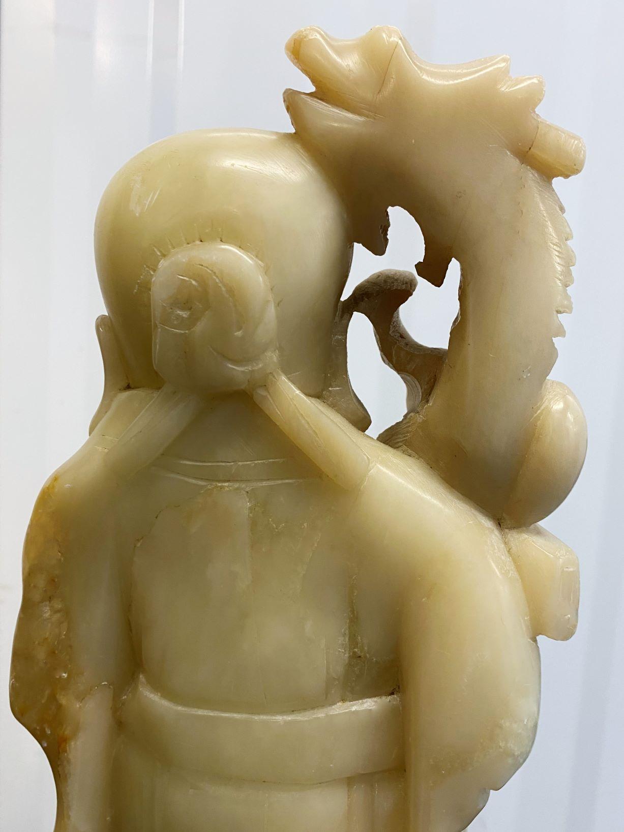 Chinesisch geschnitzt Seife Stein Skulptur eines Weisen Alten mit Drachen im Angebot 2