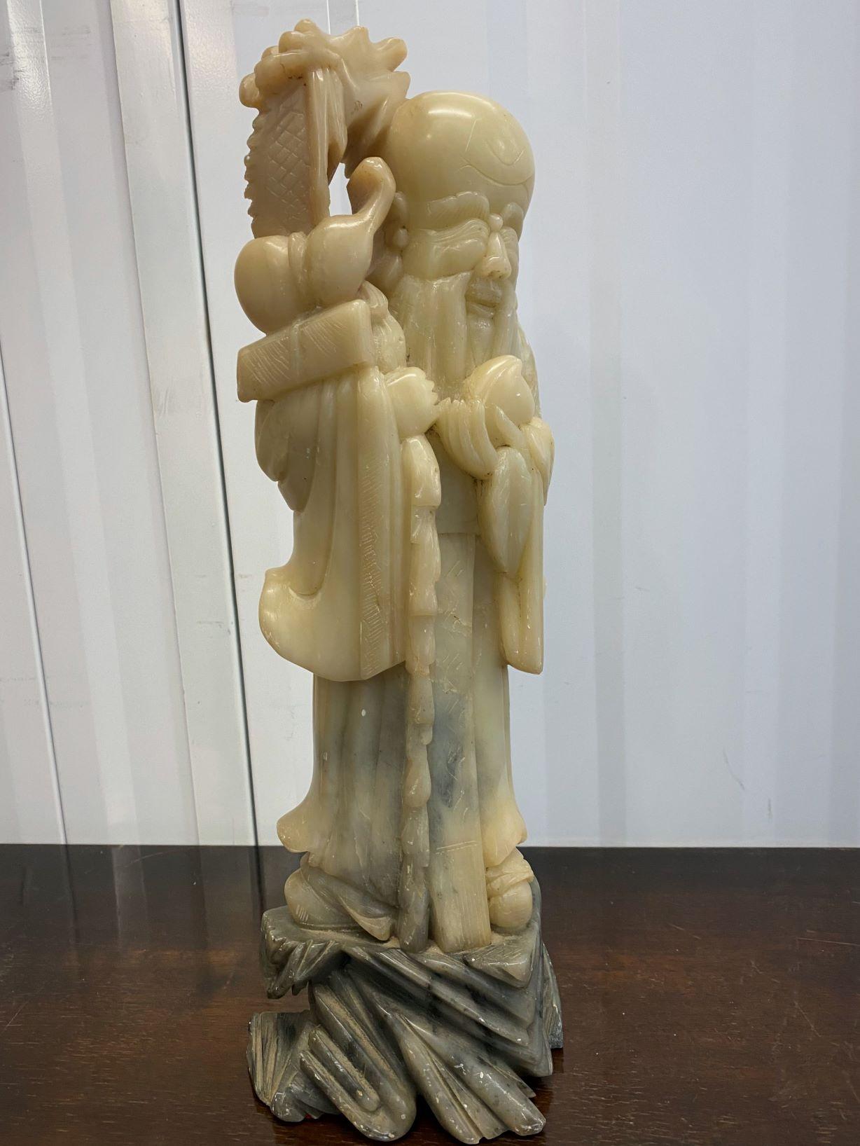 Chinesisch geschnitzt Seife Stein Skulptur eines Weisen Alten mit Drachen im Angebot 1