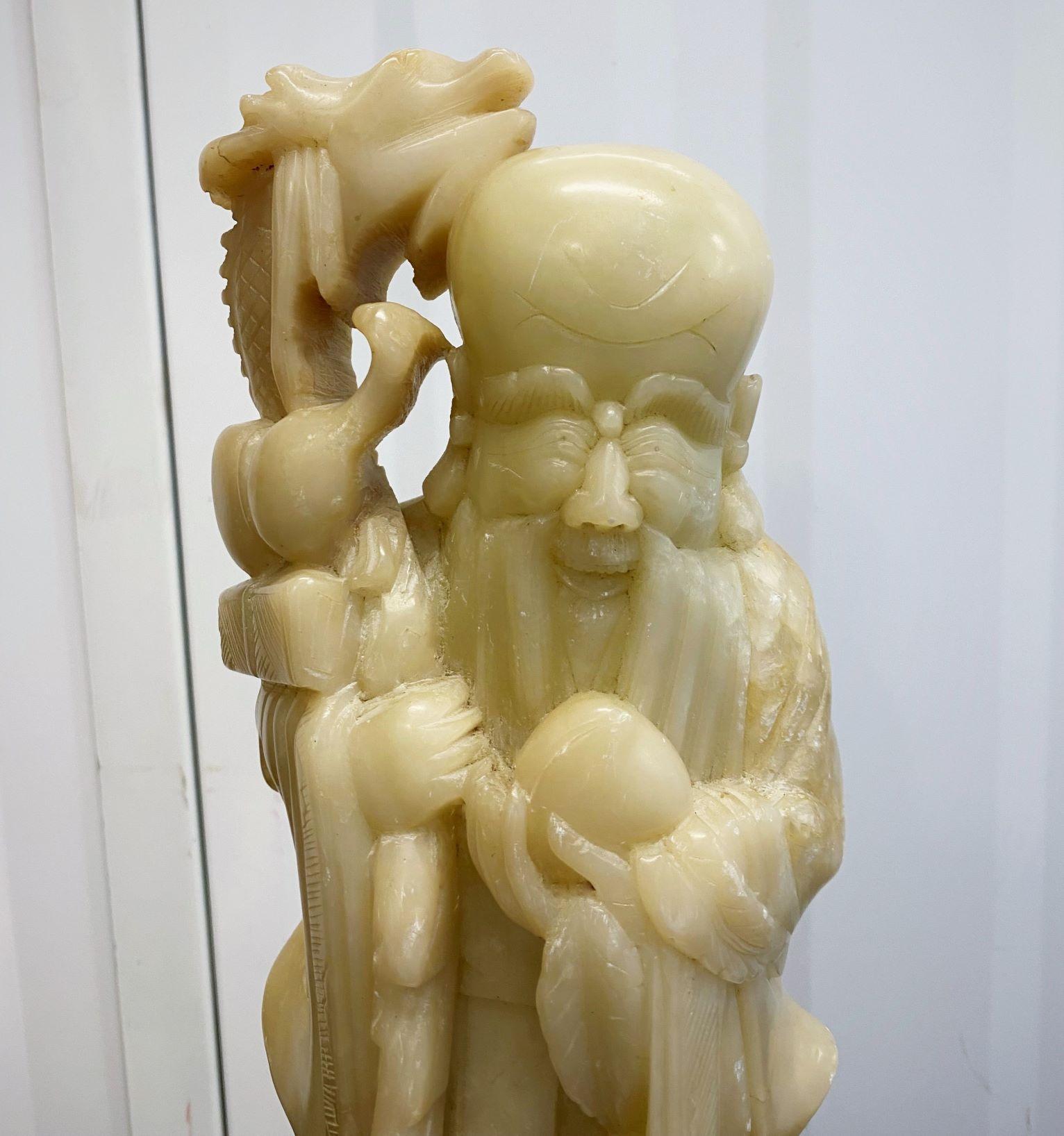 Chinesisch geschnitzt Seife Stein Skulptur eines Weisen Alten mit Drachen im Zustand „Gut“ im Angebot in Frankfurt am Main, DE