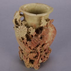 Vaso scultoreo cinese in pietra ollare con decorazioni floreali, XX secolo