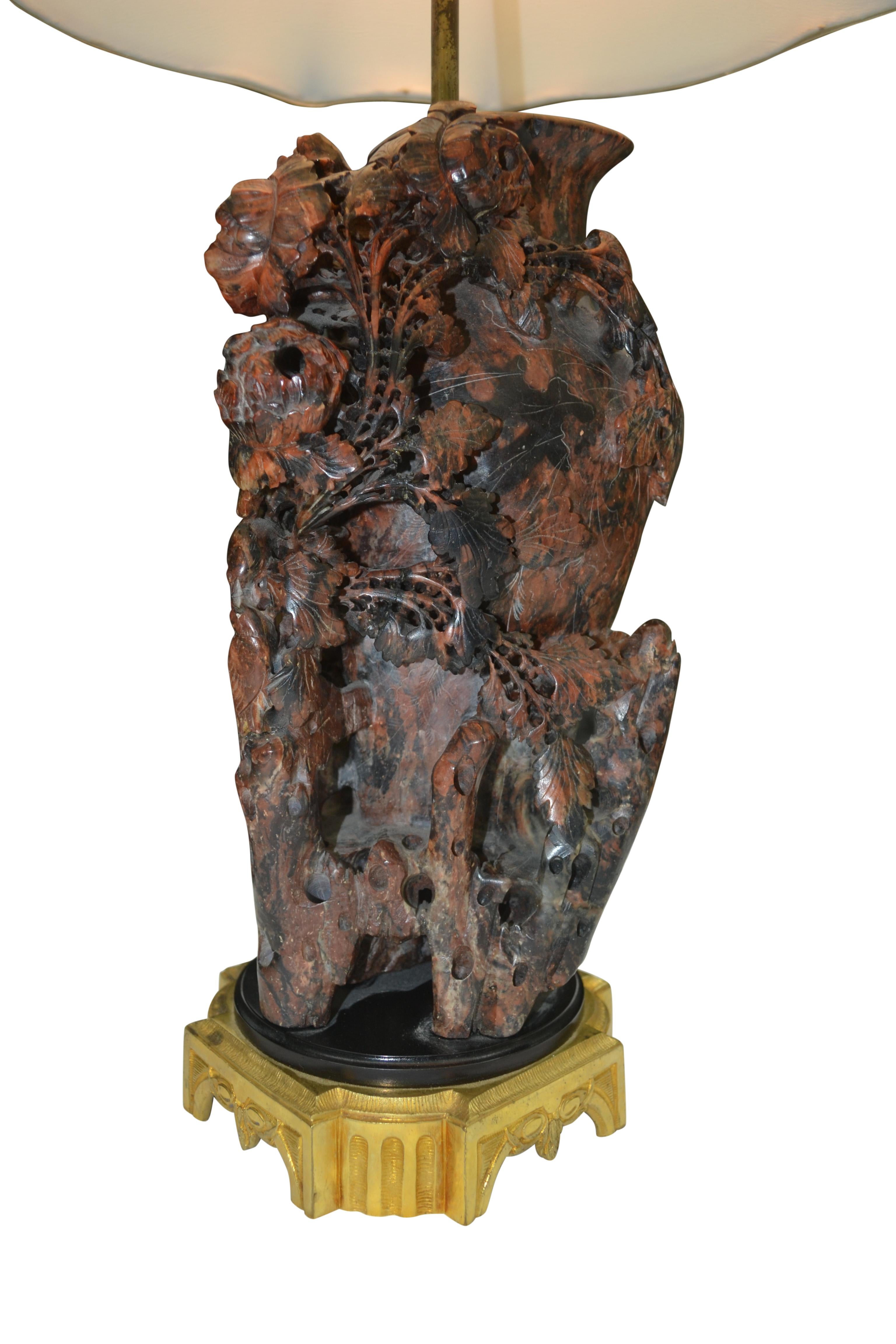 Chinesische geschnitzte Soapstone-Lampe (20. Jahrhundert) im Angebot