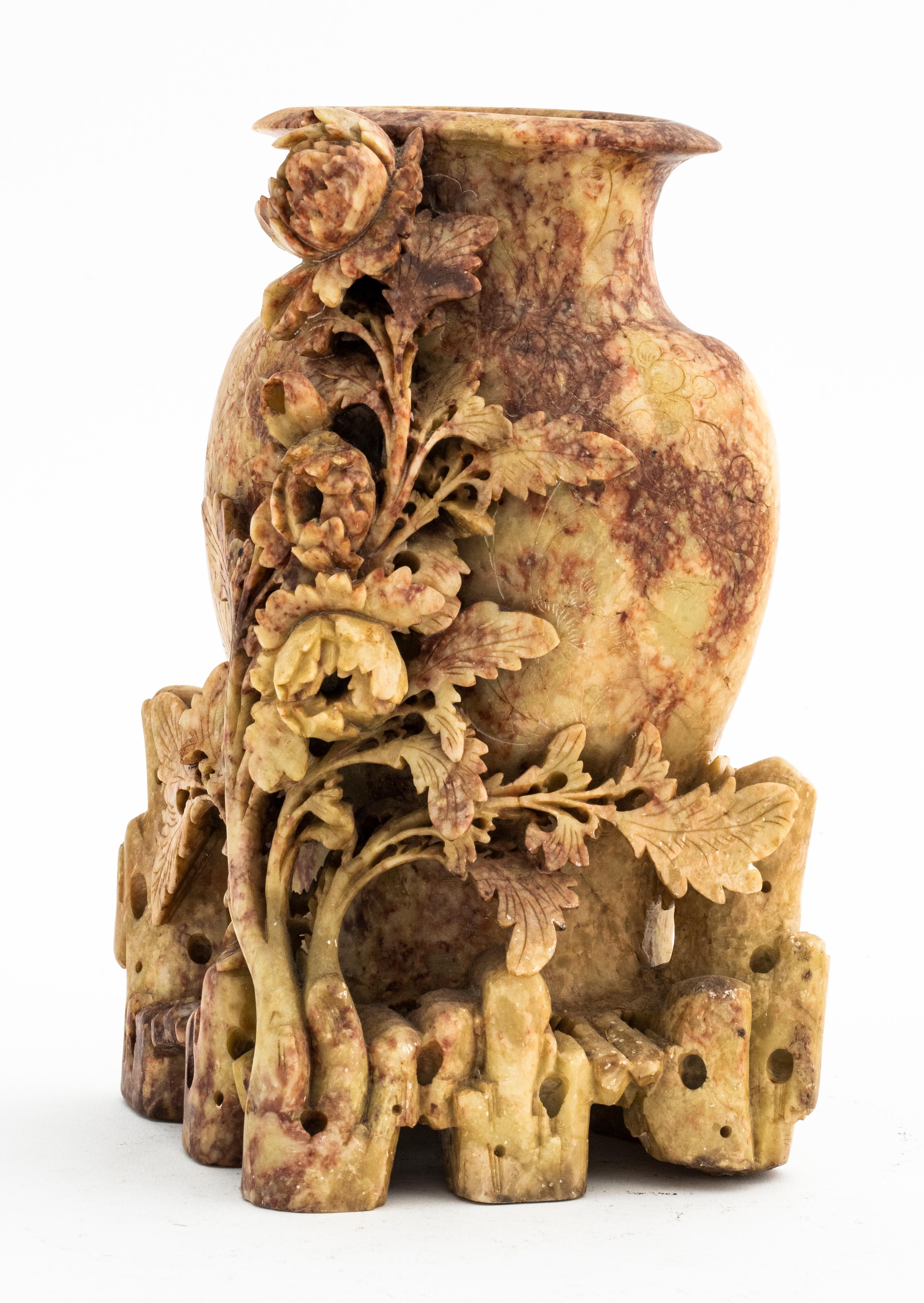 Vase chinois en stéatite sculptée avec pivoines sur rocher, 20e siècle. Mesures : 8.5