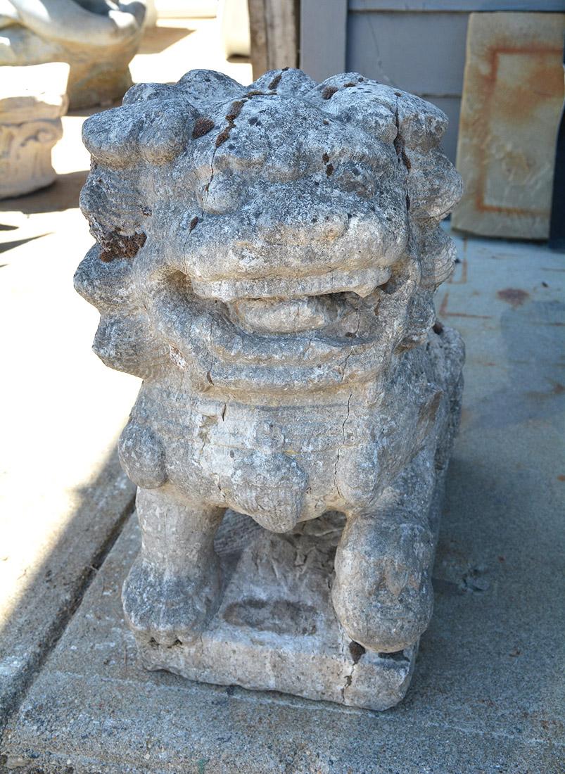 Chinois Le lion gardien de jardin chinois en pierre sculptée en vente
