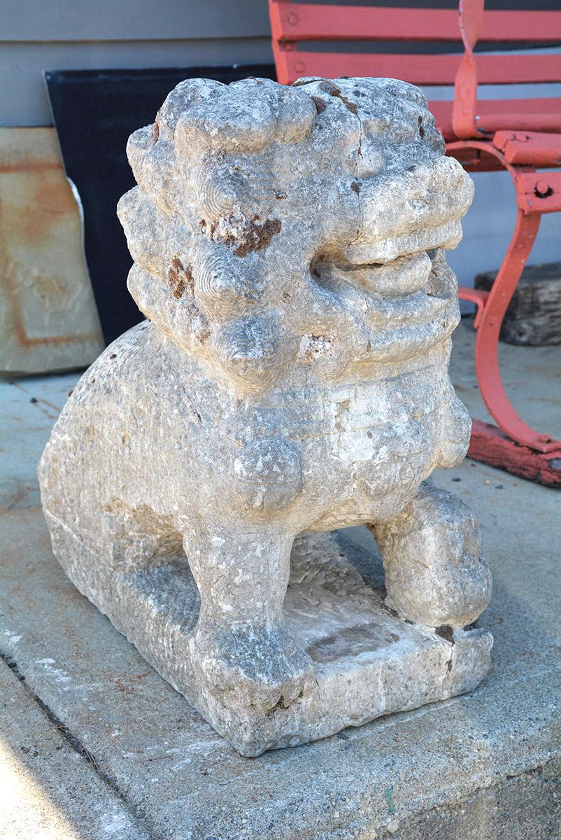 Sculpté à la main Le lion gardien de jardin chinois en pierre sculptée en vente