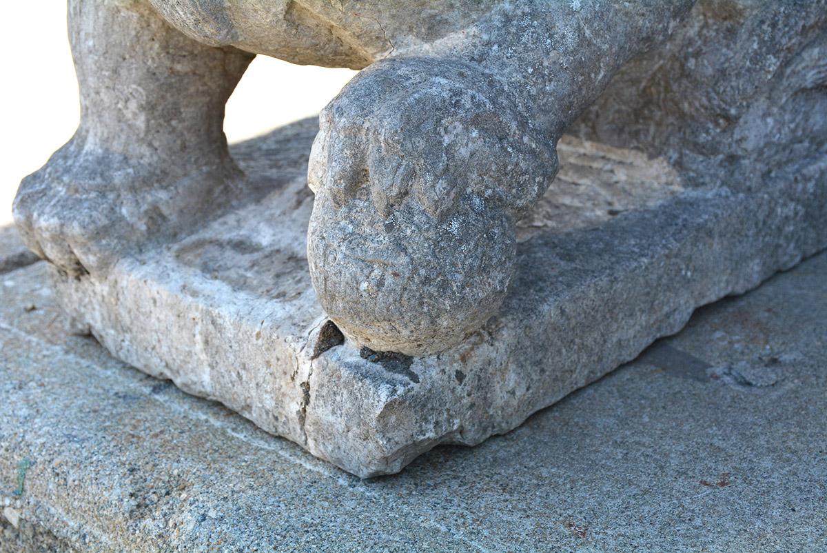 XVIIIe siècle et antérieur Le lion gardien de jardin chinois en pierre sculptée en vente