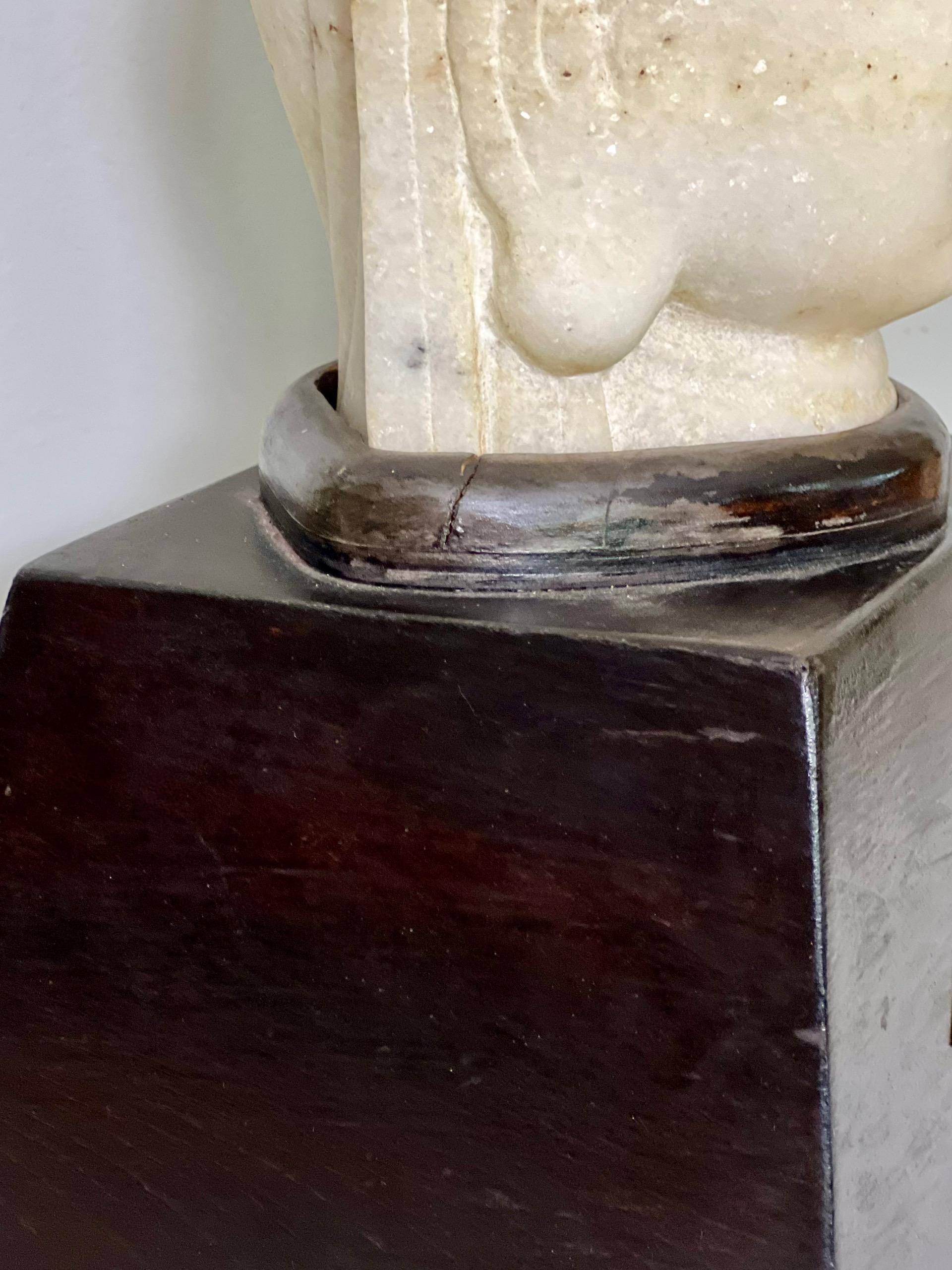 Testa di Guanyin in pietra cinese scolpita su un supporto in legno personalizzato in vendita 3