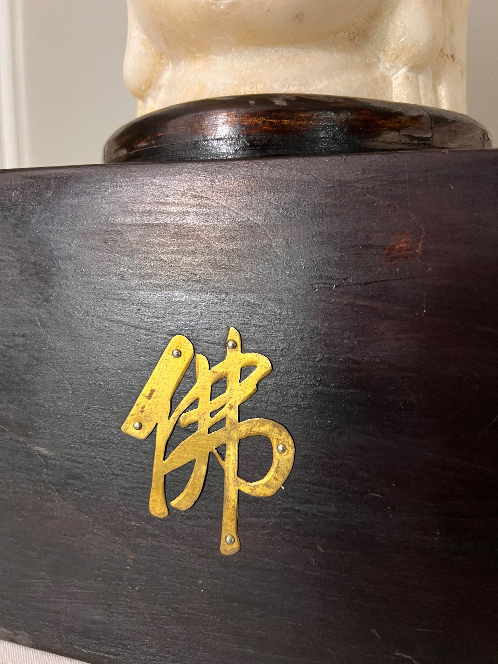 Testa di Guanyin in pietra cinese scolpita su un supporto in legno personalizzato in vendita 4