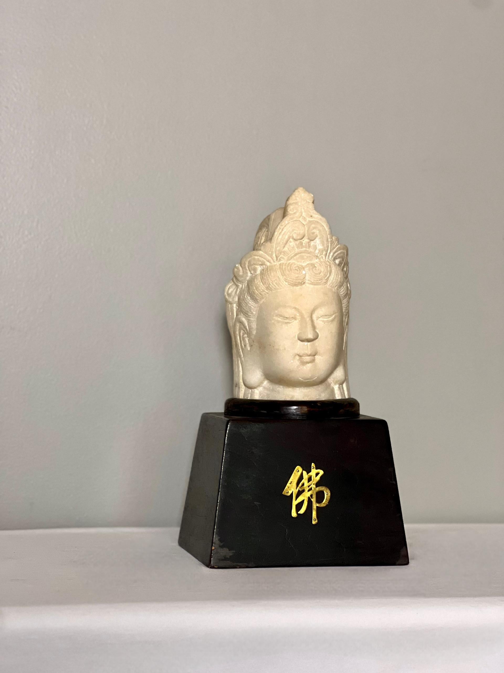 Testa di Guanyin in pietra cinese scolpita su un supporto in legno personalizzato in vendita 5