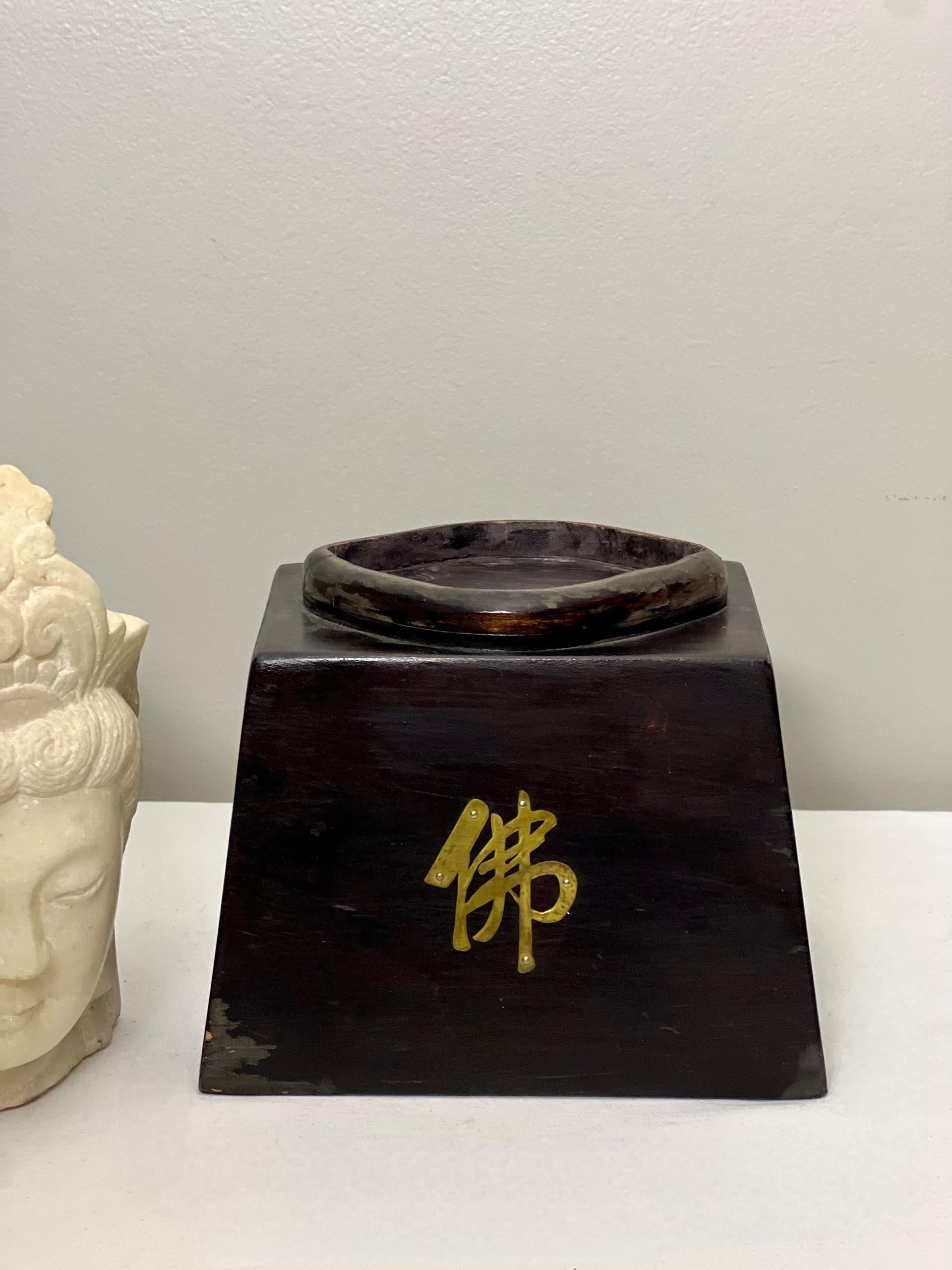Testa di Guanyin in pietra cinese scolpita su un supporto in legno personalizzato in vendita 6