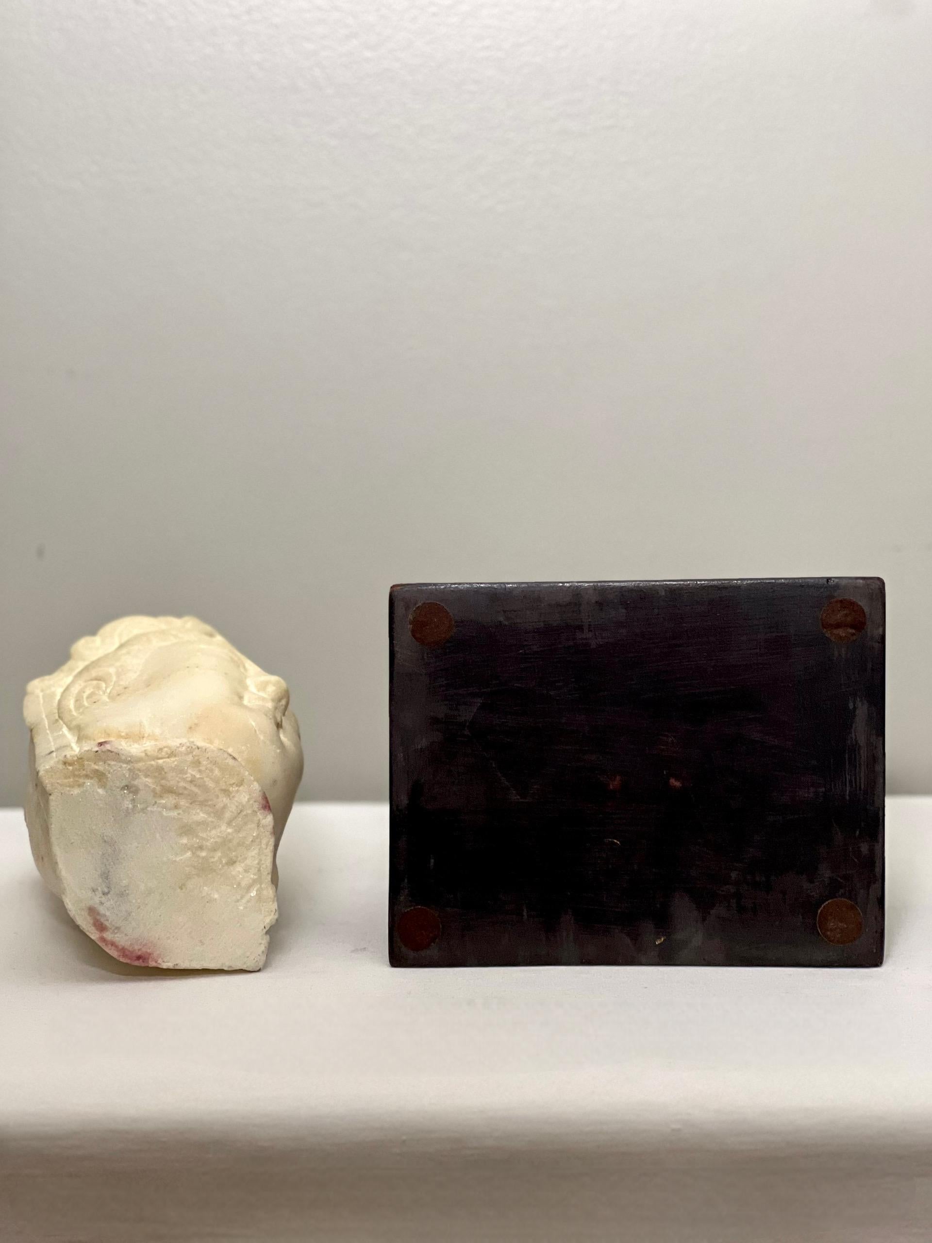 Testa di Guanyin in pietra cinese scolpita su un supporto in legno personalizzato in vendita 7