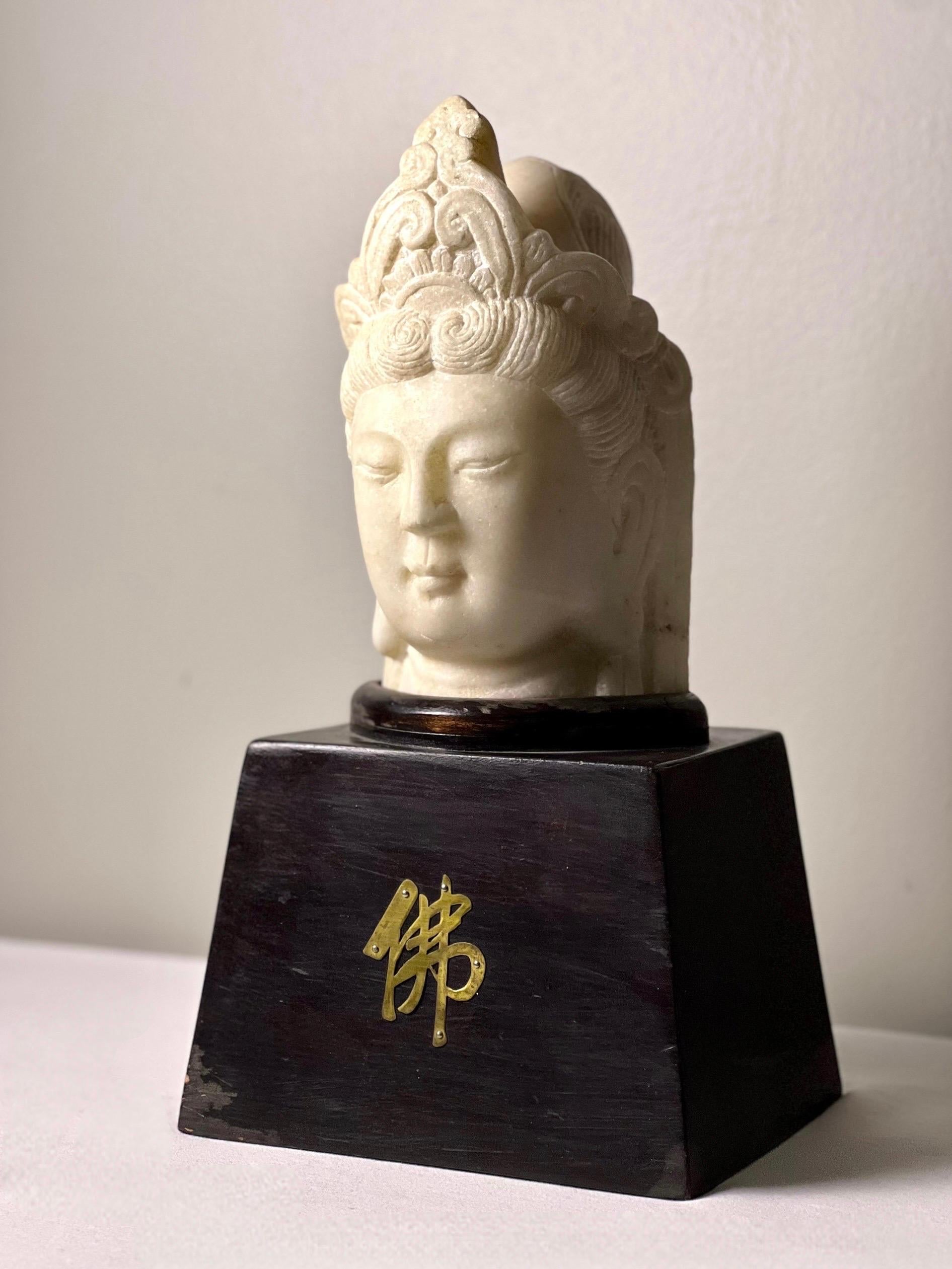 Testa di Guanyin in pietra cinese scolpita su un supporto in legno personalizzato in vendita 8