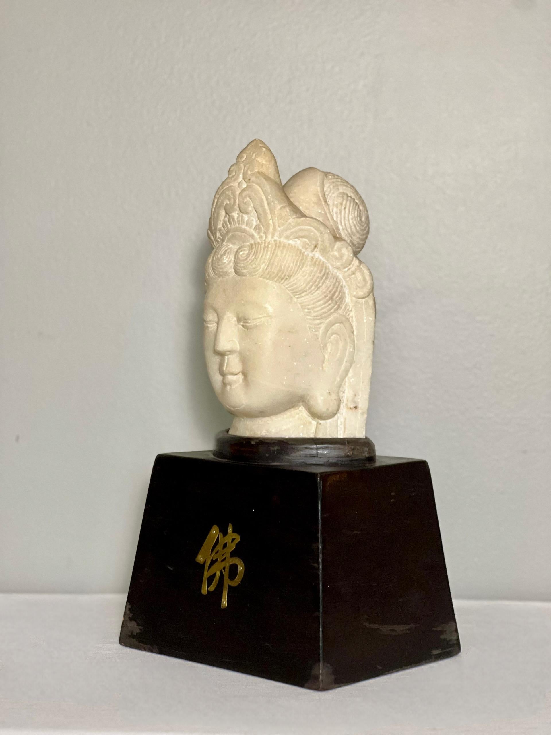 Cinese Testa di Guanyin in pietra cinese scolpita su un supporto in legno personalizzato in vendita