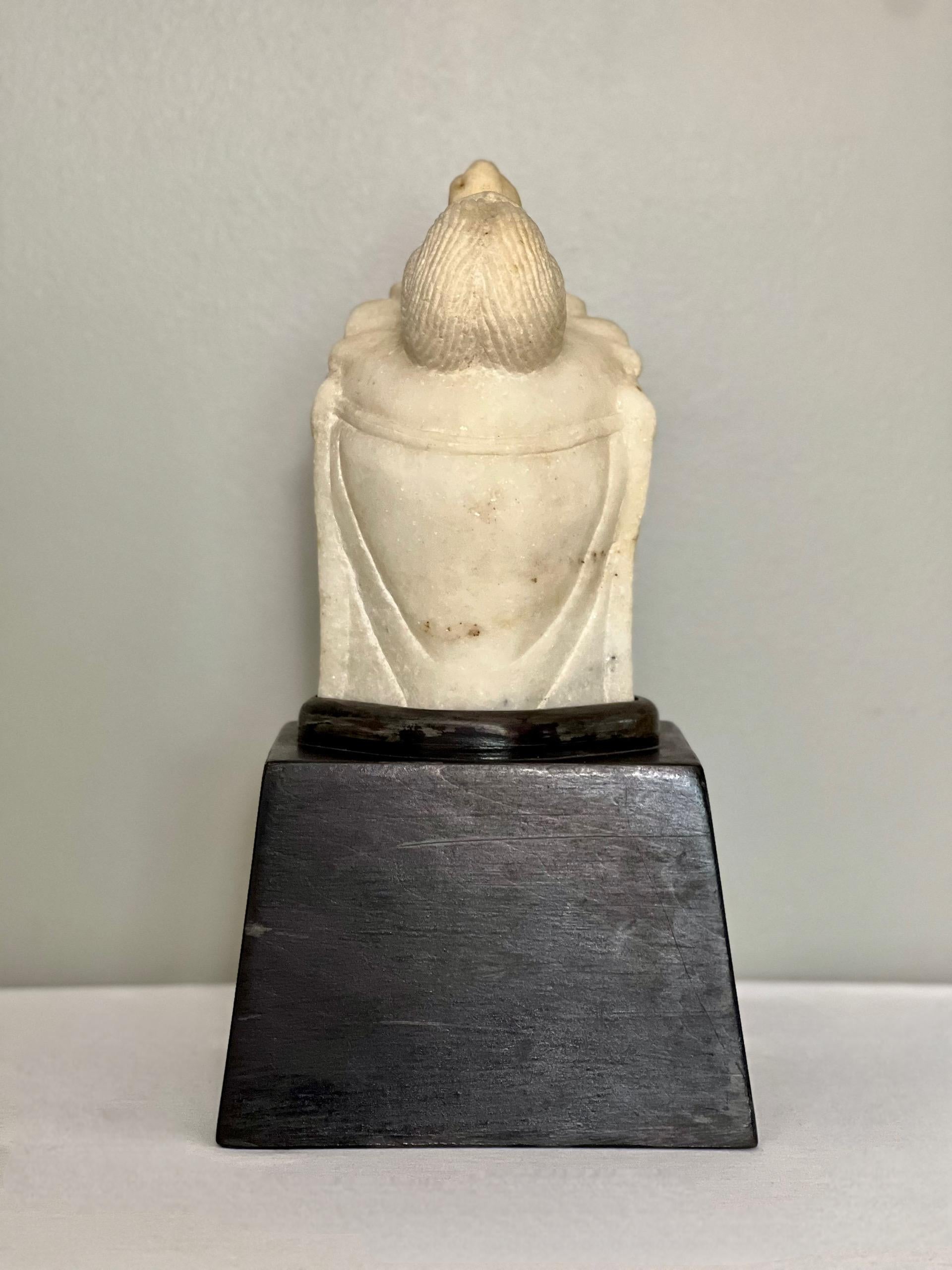 Intagliato Testa di Guanyin in pietra cinese scolpita su un supporto in legno personalizzato in vendita