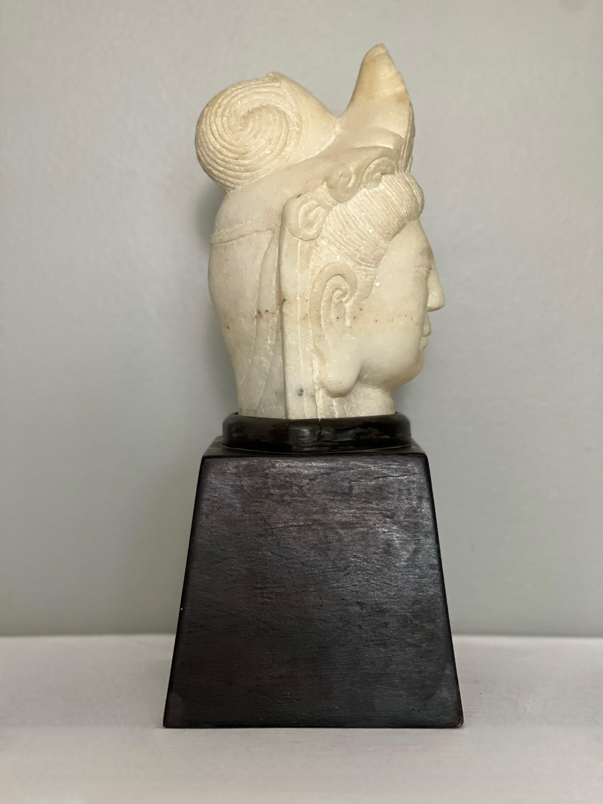 Testa di Guanyin in pietra cinese scolpita su un supporto in legno personalizzato In condizioni buone in vendita a Doylestown, PA